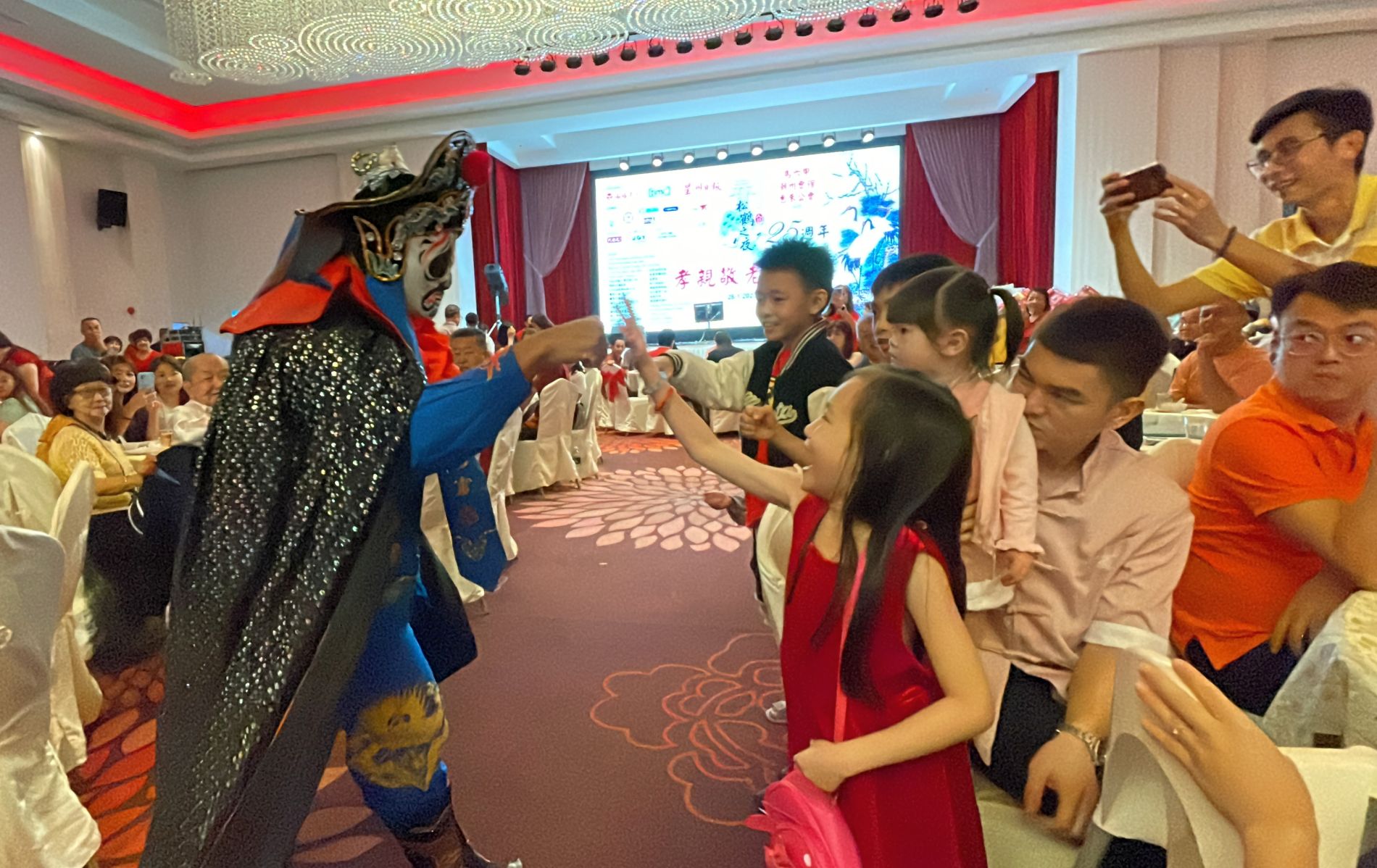 （古城封底主文）【带你去找爱】：印裔变脸师的爱