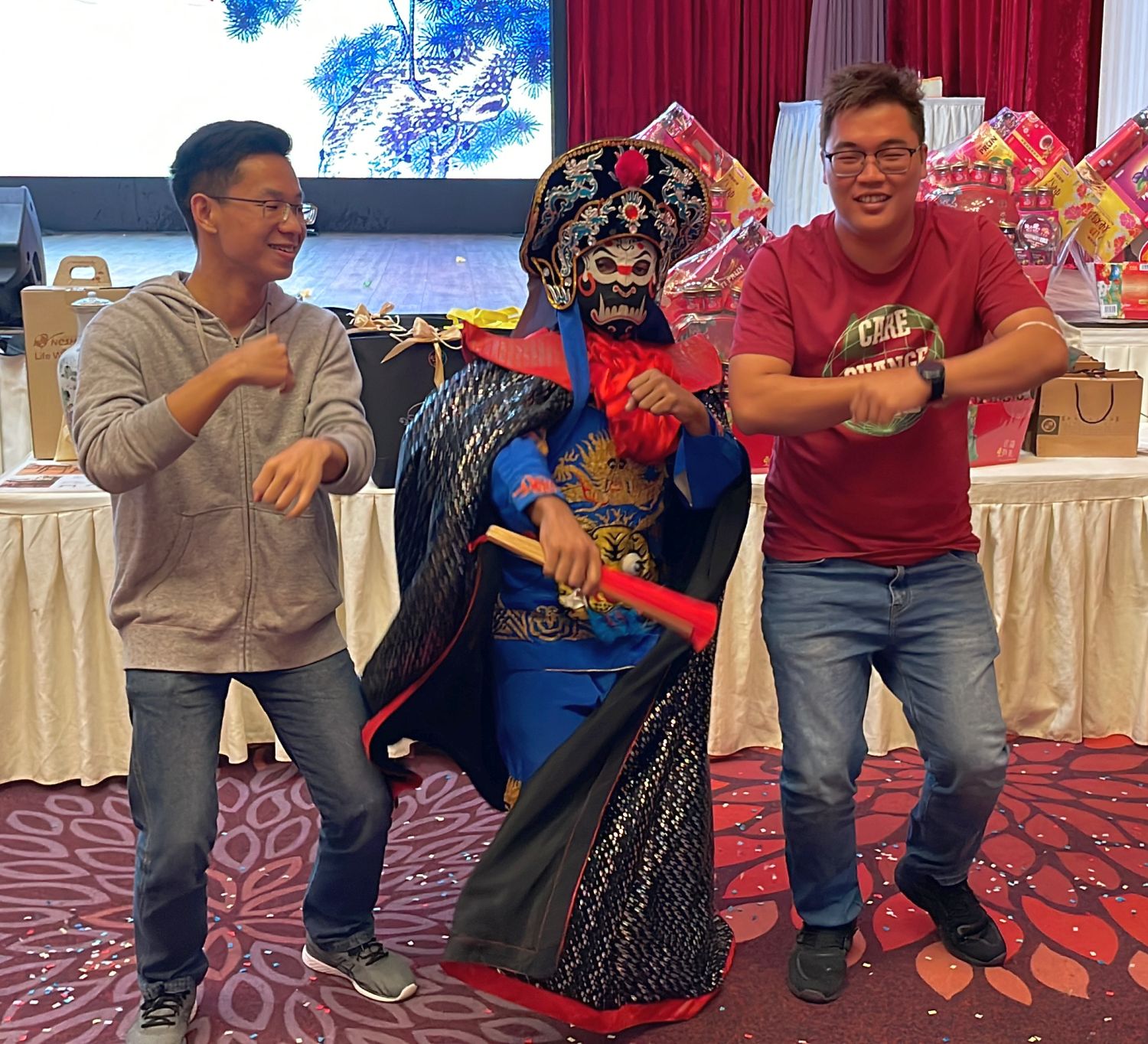 (古城封底主文)【带你去找爱】:印裔变脸师的爱