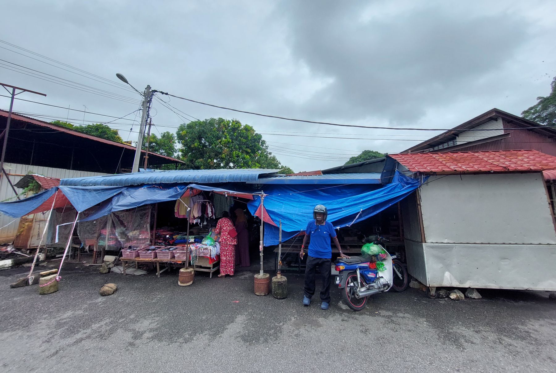 （古城封底主文）甘榜爪哇廉价市集，不同族裔贩商多年互相照顾，如同兄弟姐妹