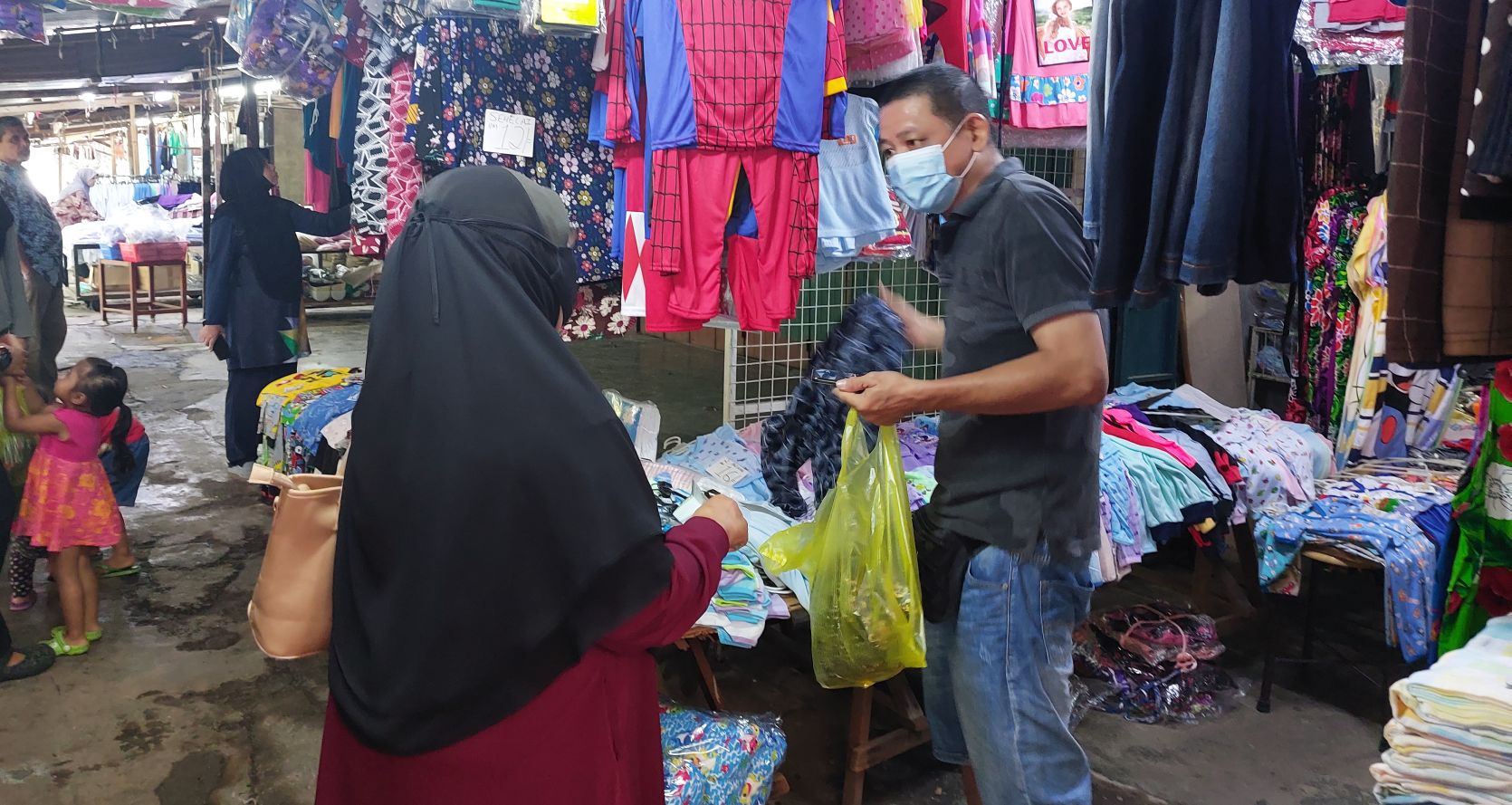 （古城封底主文）甘榜爪哇廉价市集，不同族裔贩商多年互相照顾，如同兄弟姐妹