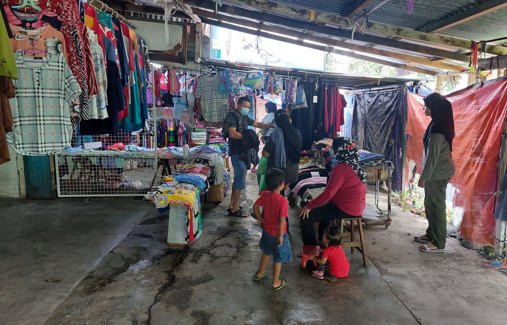 （古城封底主文）甘榜爪哇廉价市集，不同族裔贩商多年互相照顾，如同兄弟姐妹