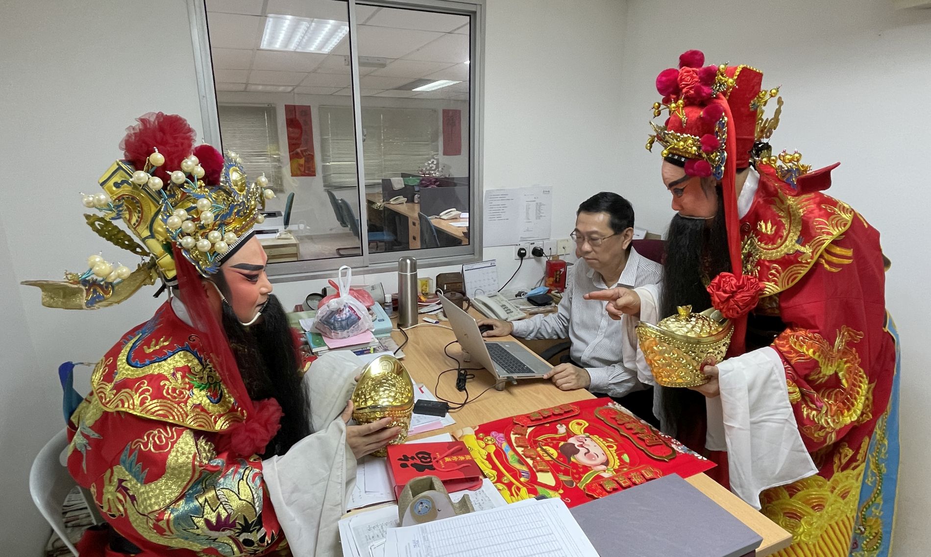 “财神爷”莅临本报送财气祝福·吸引各族合影