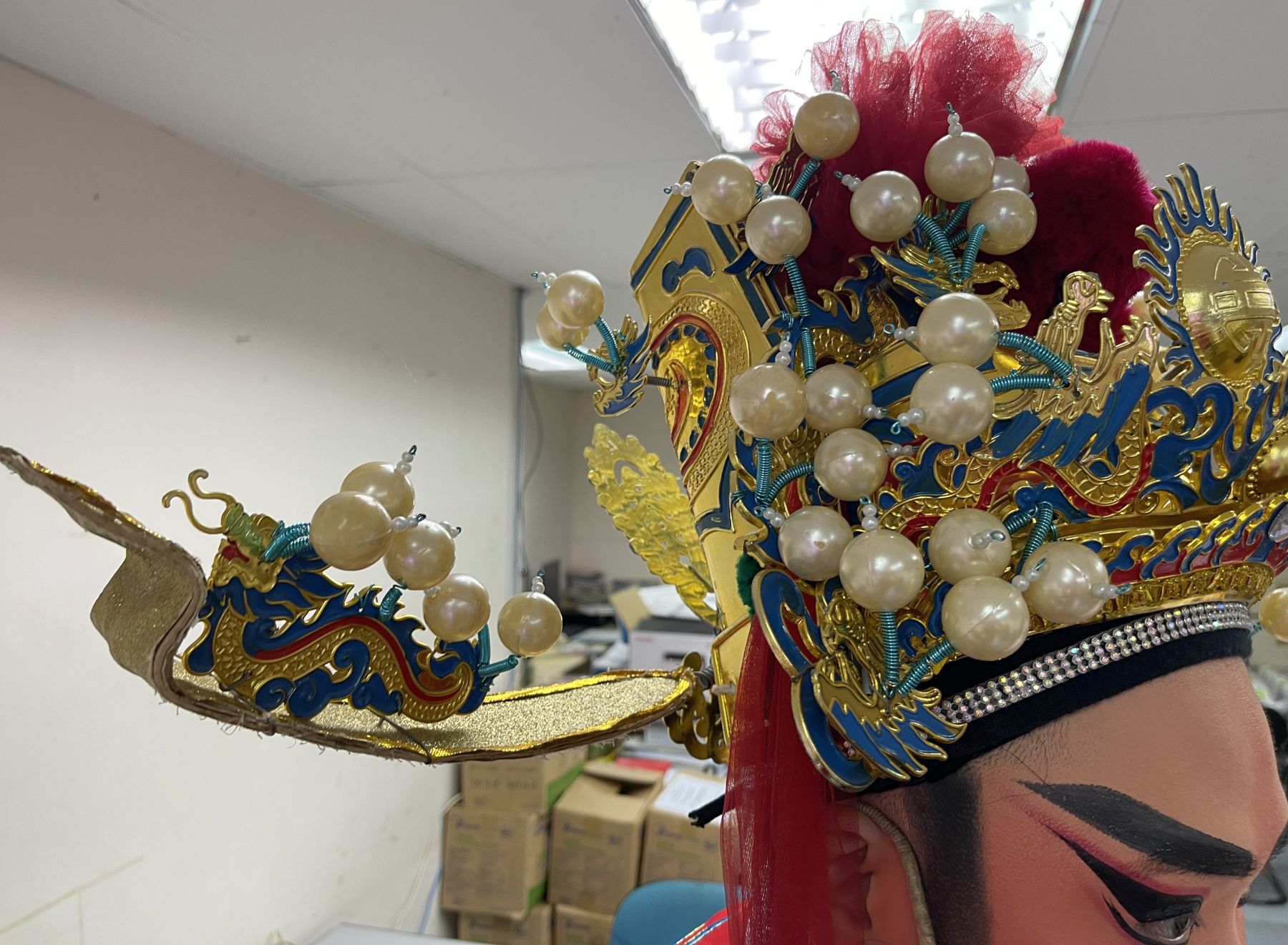 “财神爷”莅临本报送财气祝福·吸引各族合影