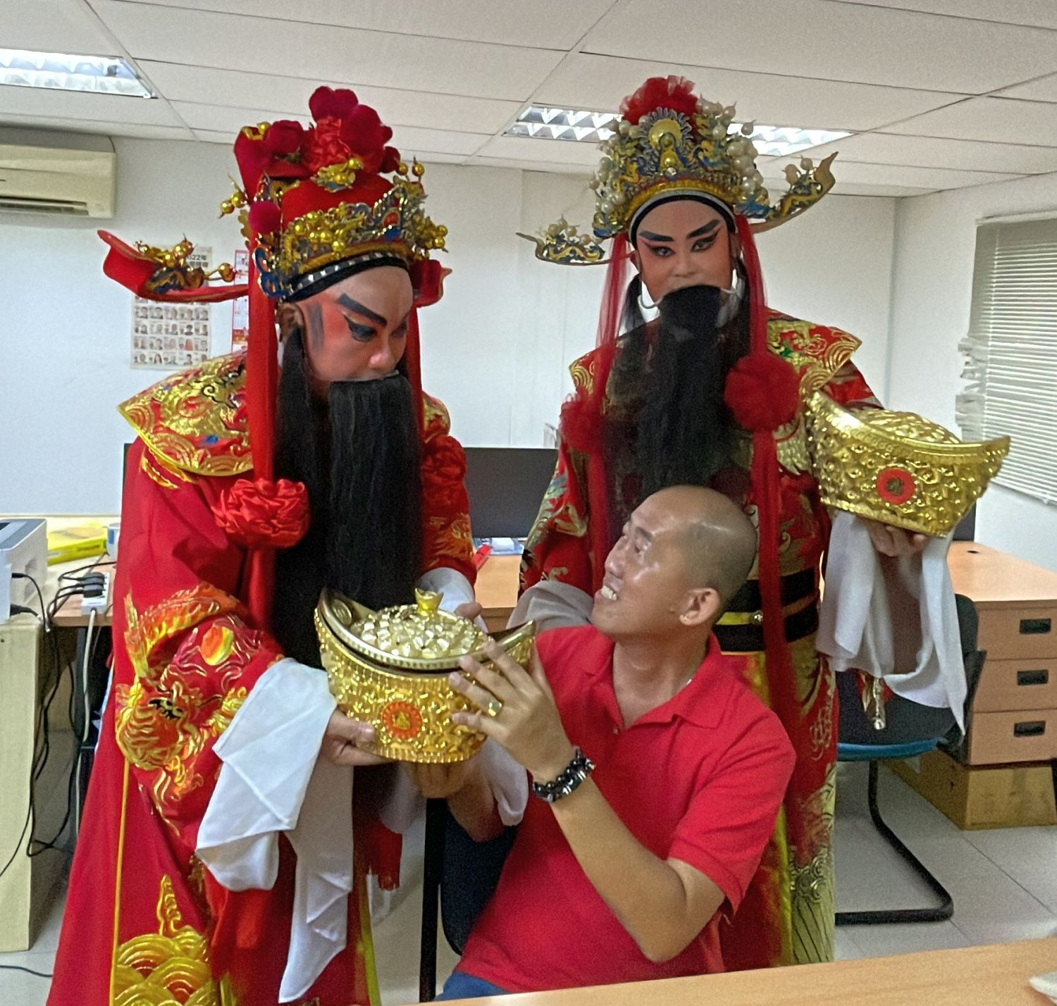 “财神爷”莅临本报送财气祝福·吸引各族合影