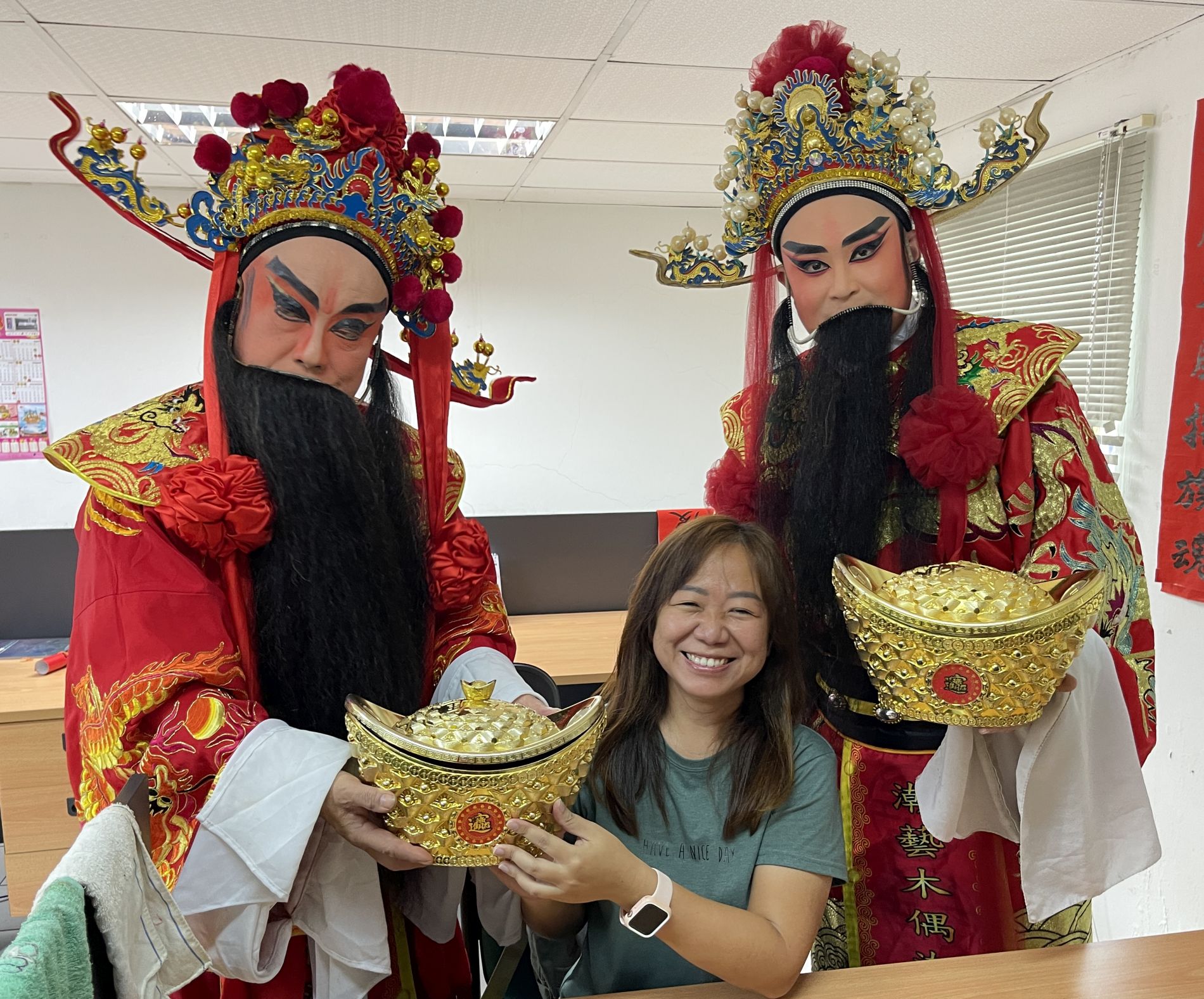 “财神爷”莅临本报送财气祝福·吸引各族合影