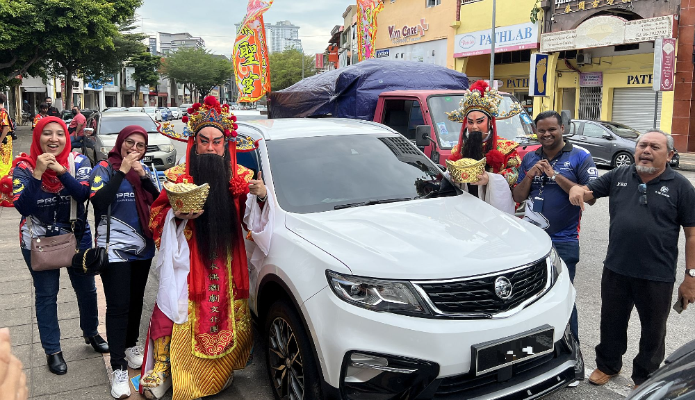 “财神爷”莅临本报送财气祝福·吸引各族合影