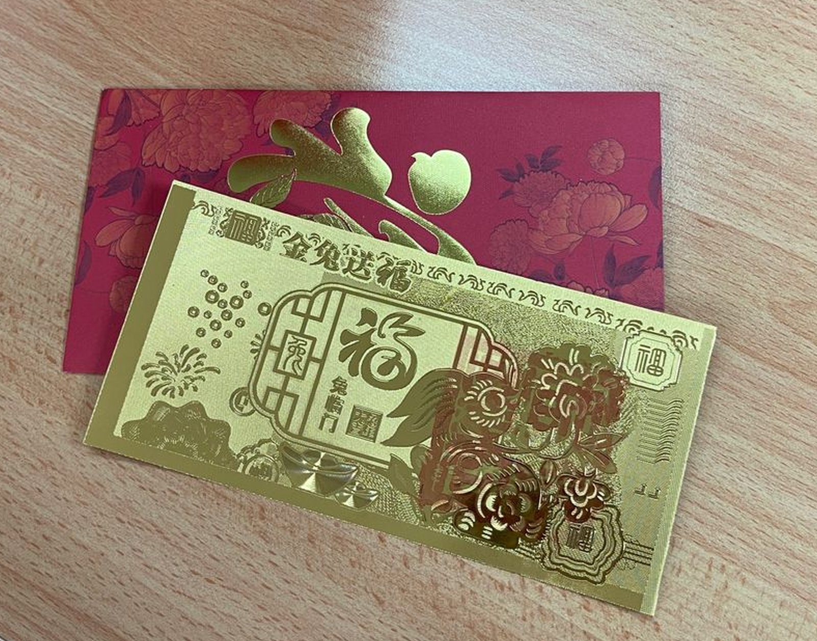 “财神爷”莅临本报送财气祝福·吸引各族合影