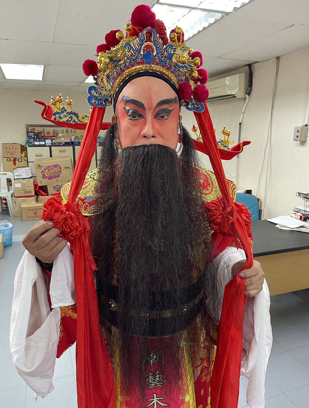 “财神爷”莅临本报送财气祝福·吸引各族合影