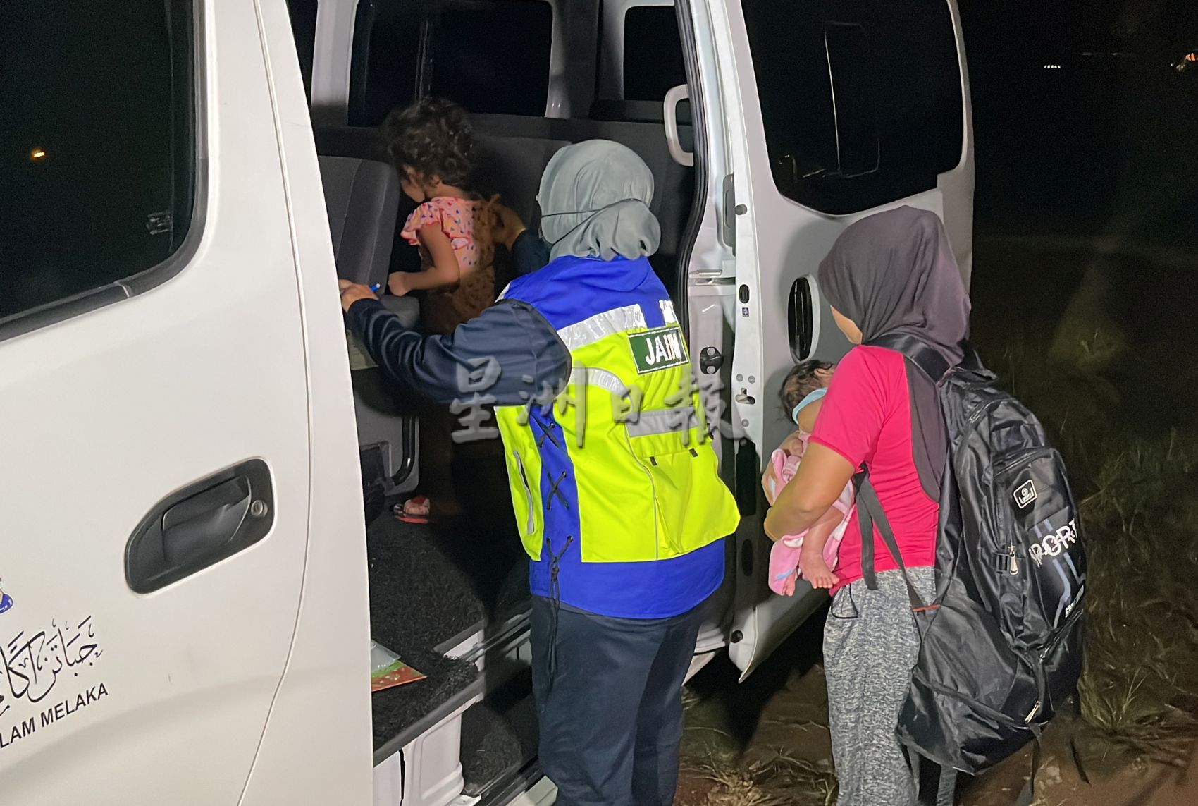 (古城封面主文)大批执法队伍午夜突击罗兴亚村 1男被扣