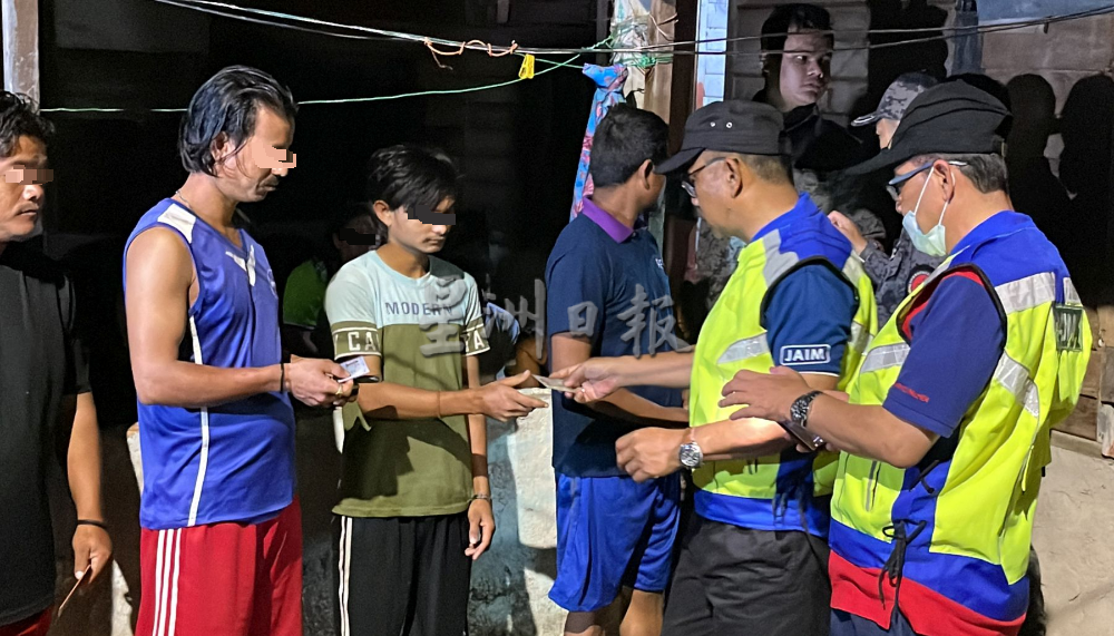 (古城封面主文)大批执法队伍午夜突击罗兴亚村 1男被扣