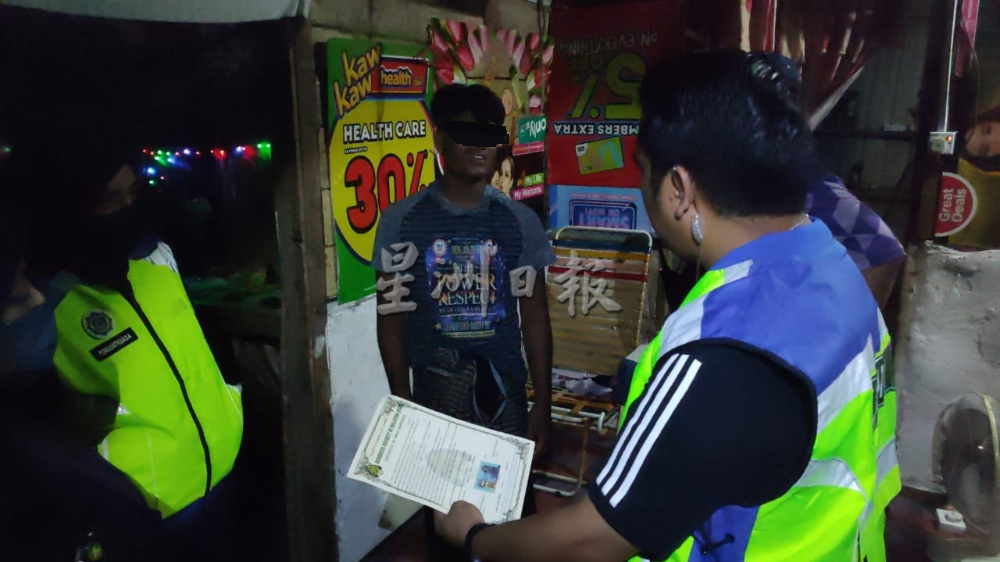 (古城封面主文)大批执法队伍午夜突击罗兴亚村 1男被扣