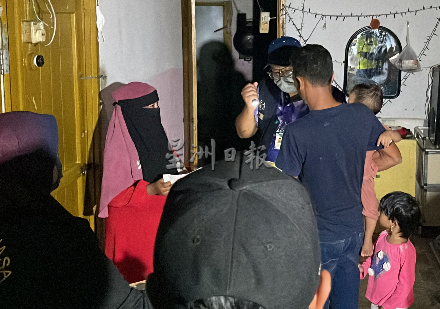 (古城封面主文)大批执法队伍午夜突击罗兴亚村 1男被扣