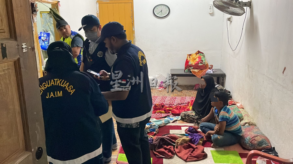 (古城封面主文)大批执法队伍午夜突击罗兴亚村 1男被扣