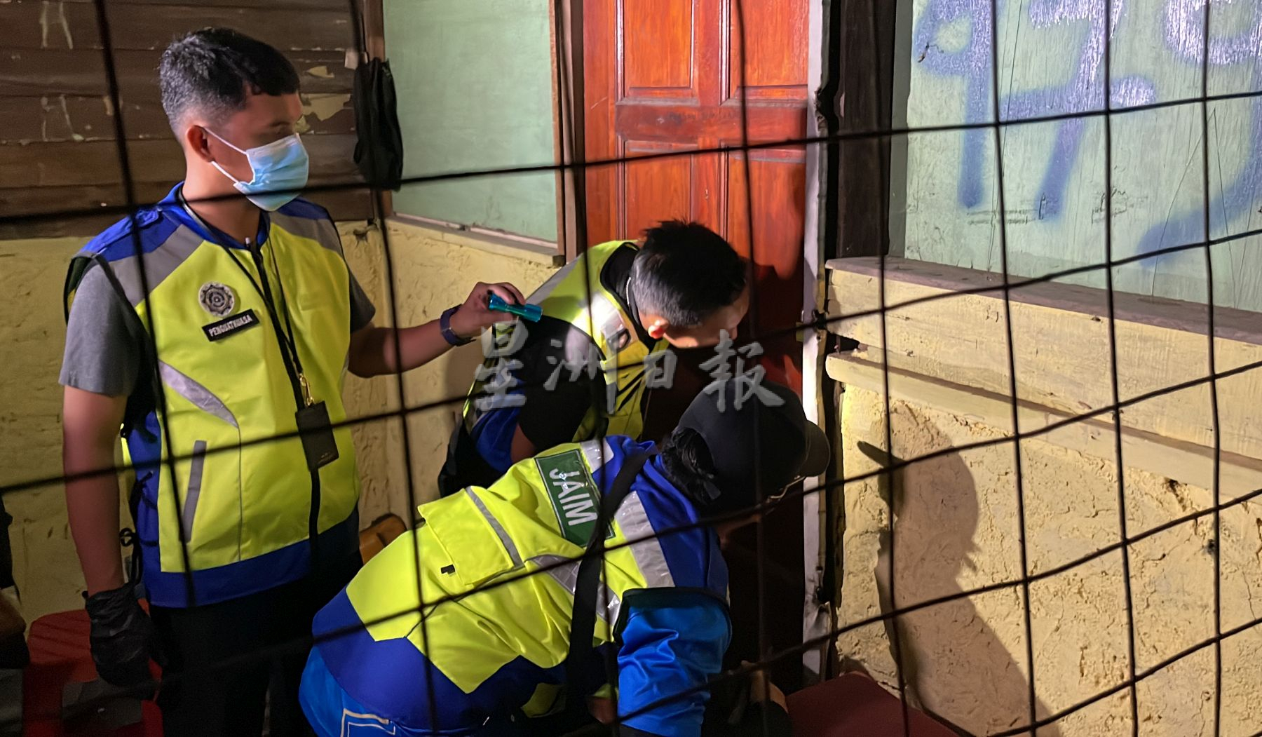 (古城封面主文)大批执法队伍午夜突击罗兴亚村 1男被扣