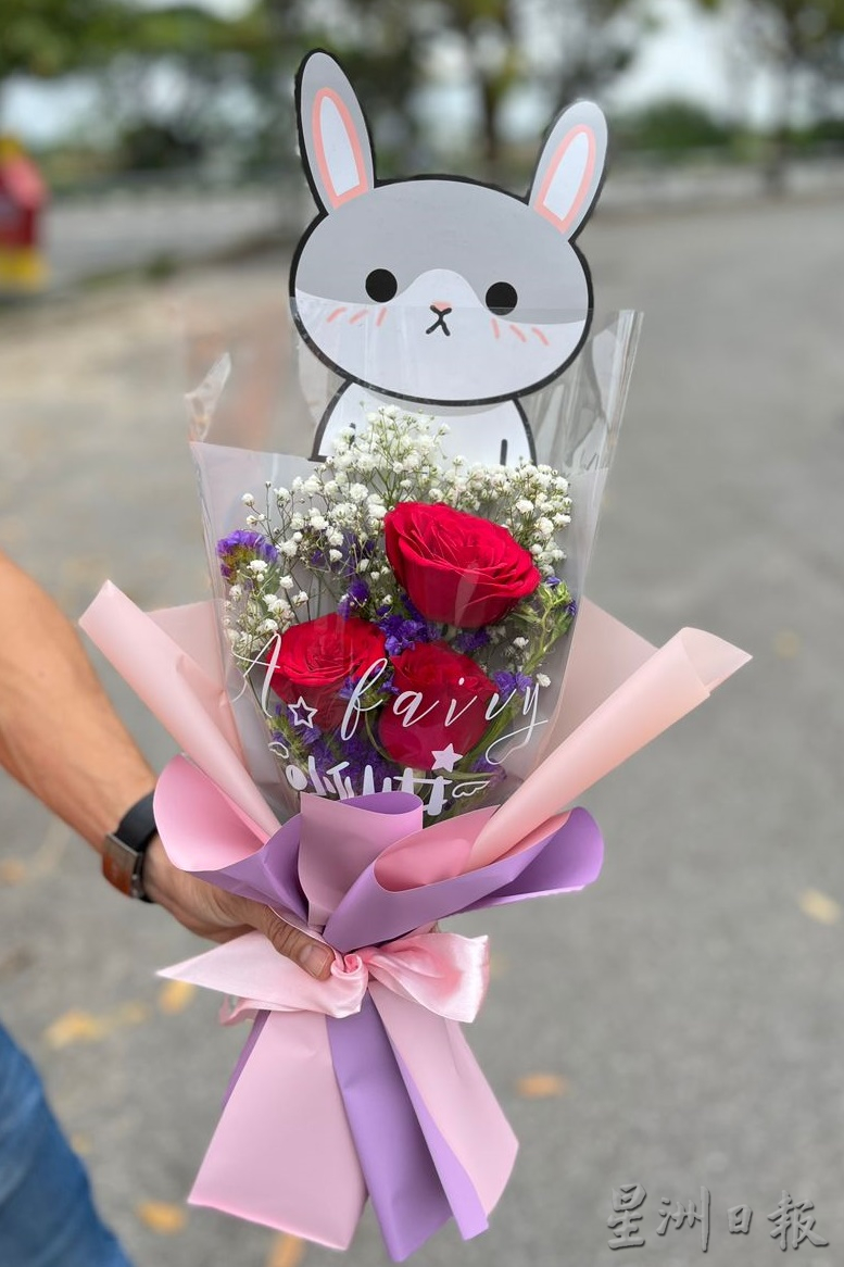 (古城封面主文)花商线上线下齐发力,情人节花束订单踊跃