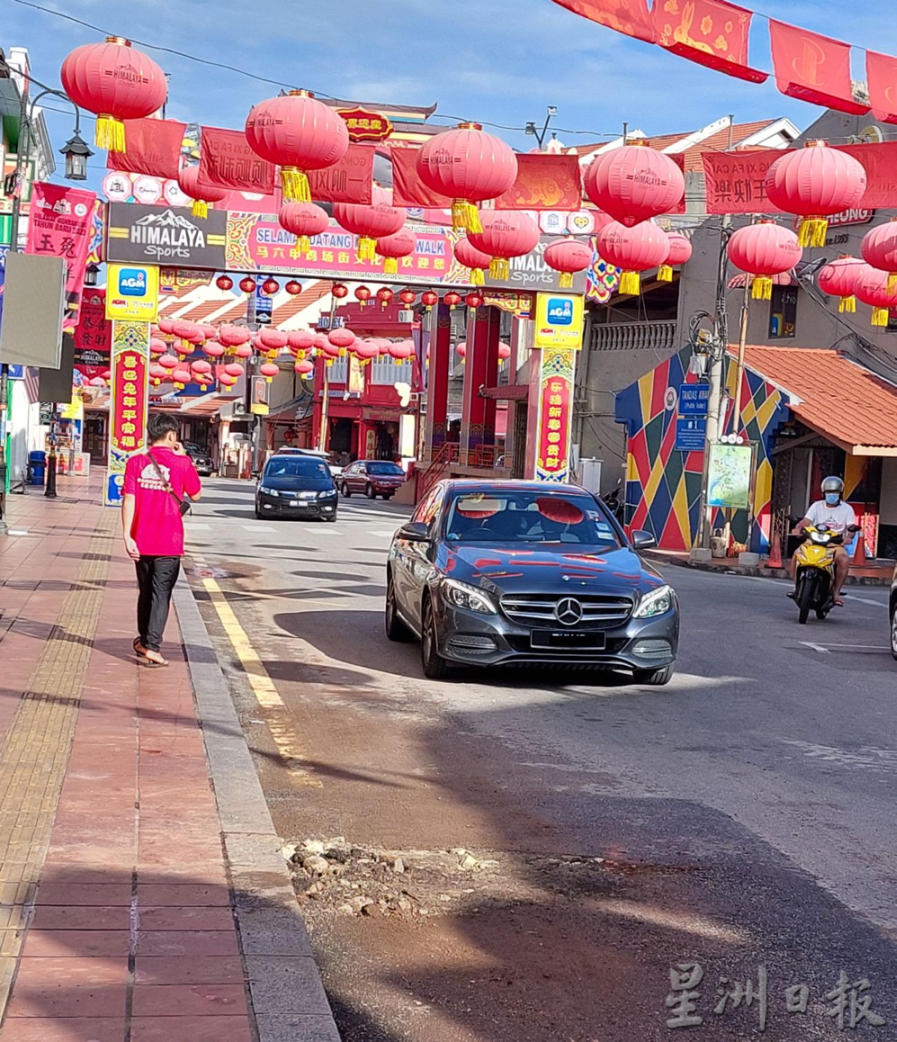 （古城版）修了又破，荷兰街反复出现路坑