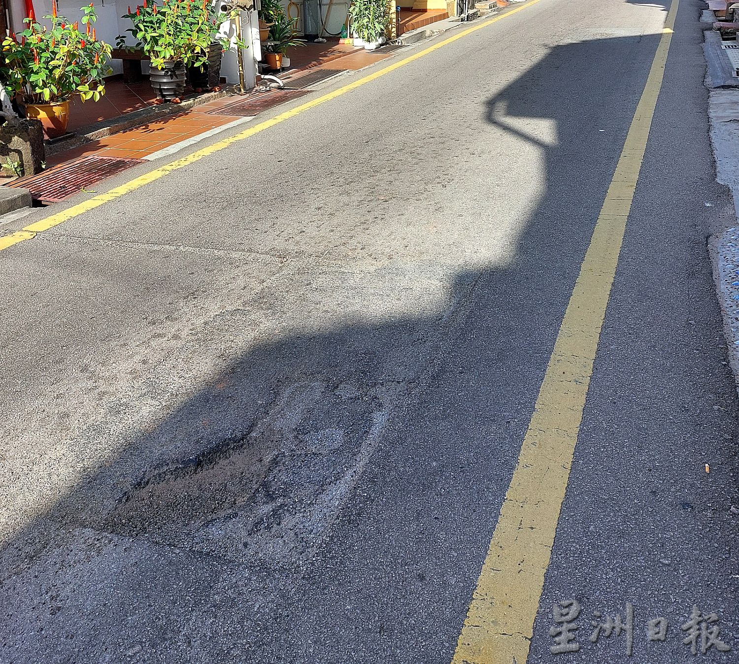 （古城版）修了又破，荷兰街反复出现路坑