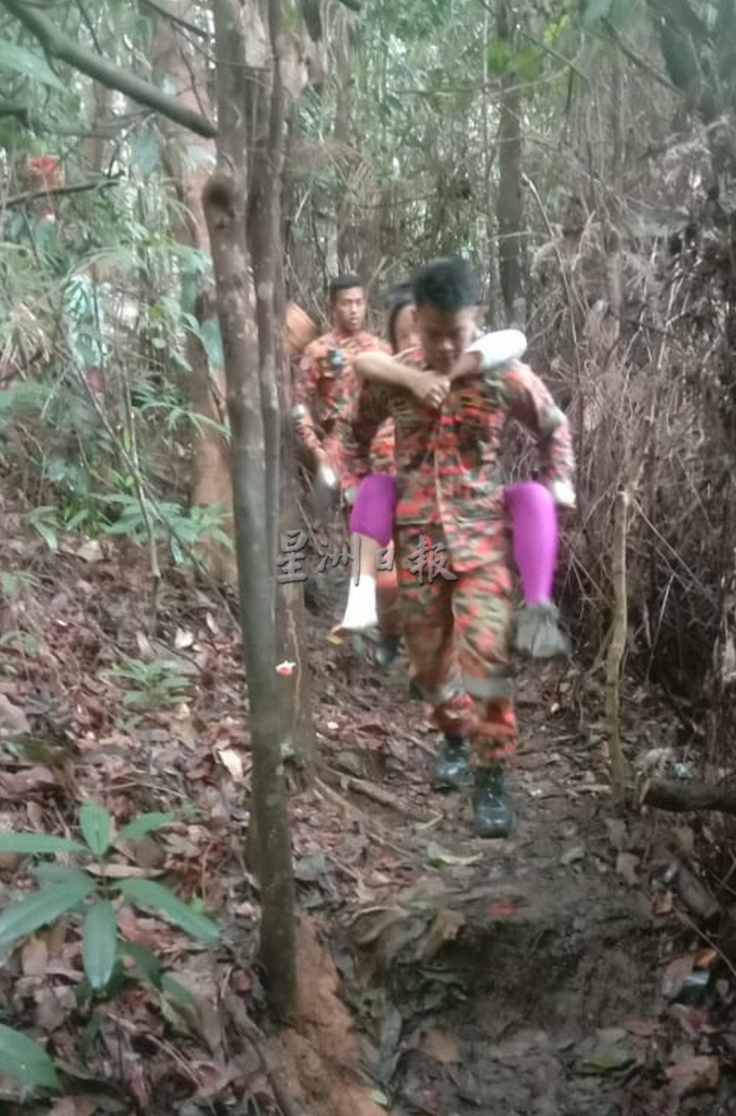 （古城版）妇女爬山扭伤脚