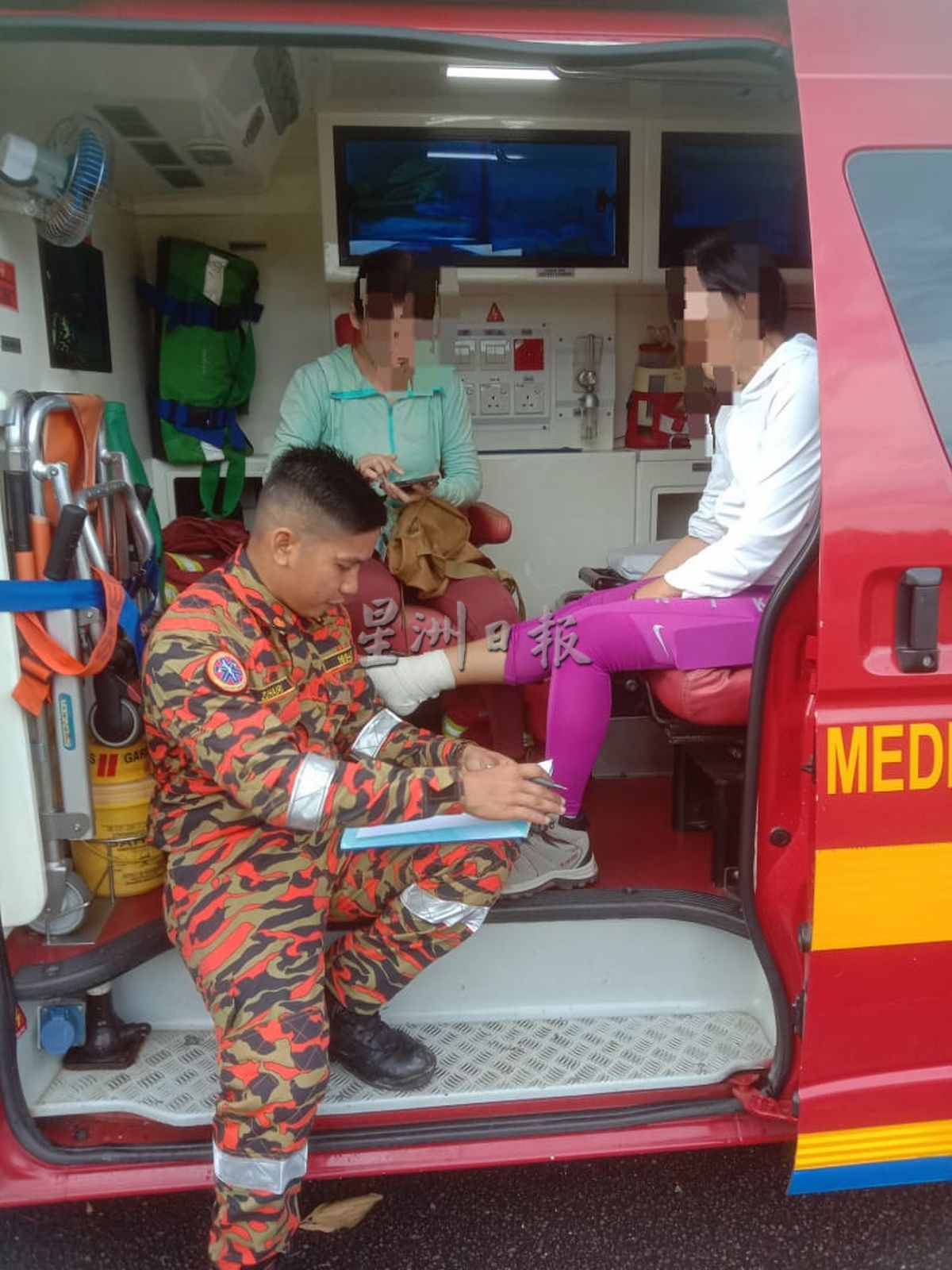 （古城版）妇女爬山扭伤脚