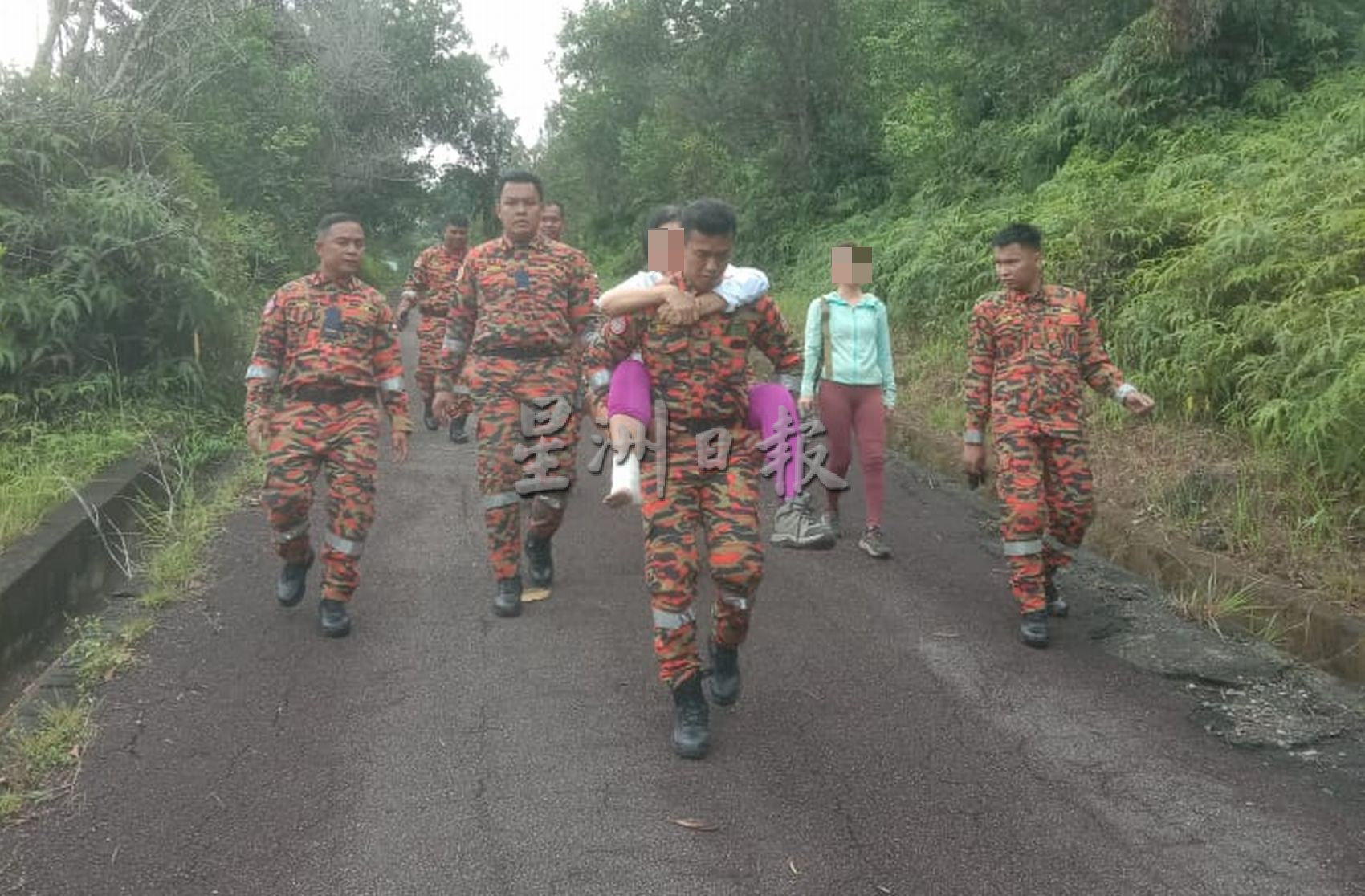 （古城版）妇女爬山扭伤脚