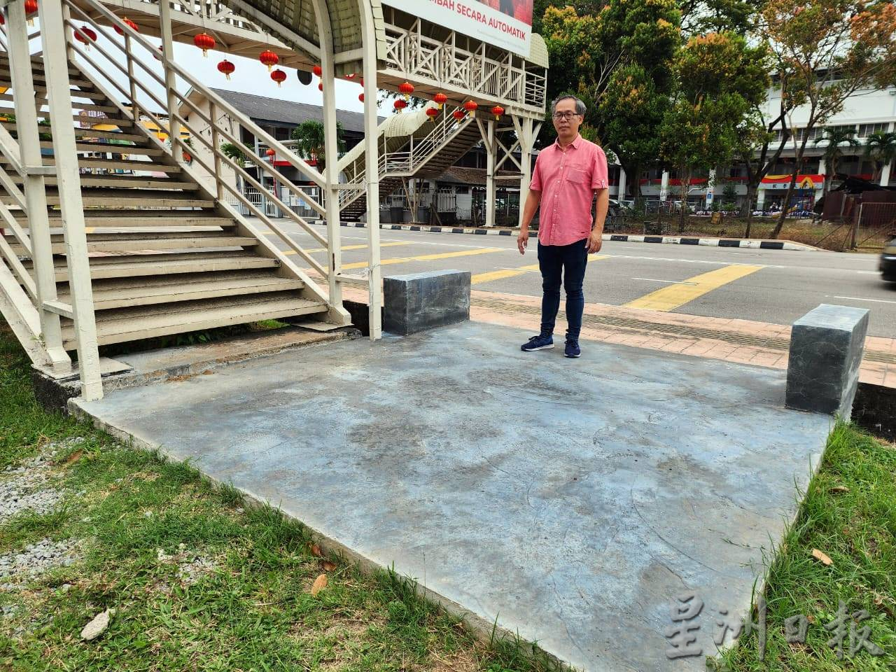 （古城版）沟底和行人道路面距离超过一公尺，刘志俍呼吁当局设栏杆扶手