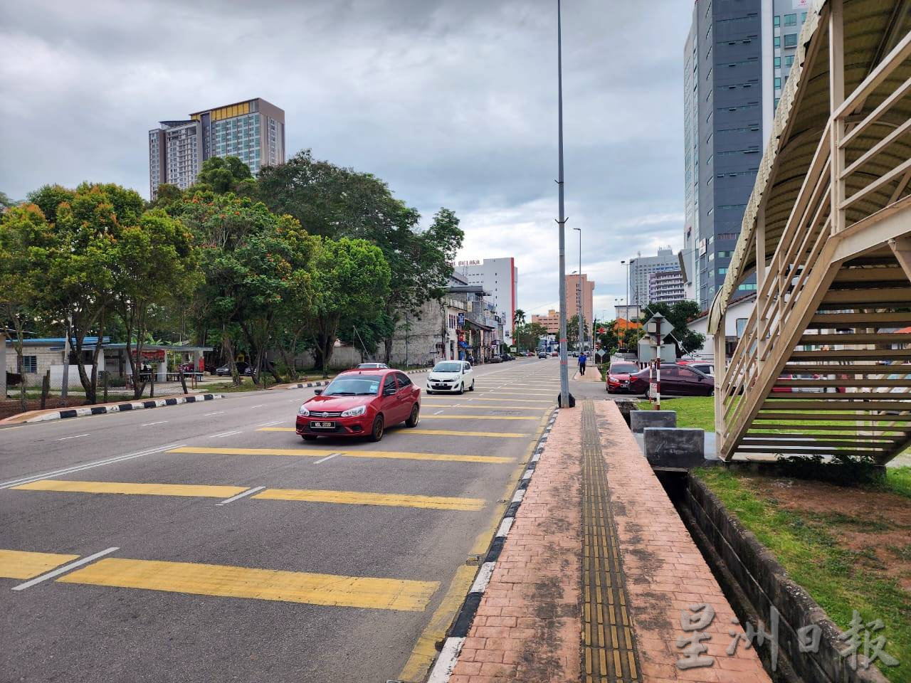 （古城版）沟底和行人道路面距离超过一公尺，刘志俍呼吁当局设栏杆扶手