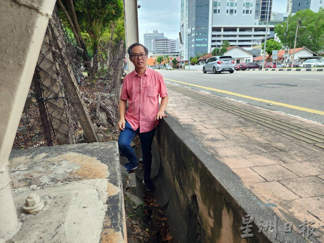 (古城版)沟底和行人道路面距离超过一公尺,刘志俍呼吁当局设栏杆扶手