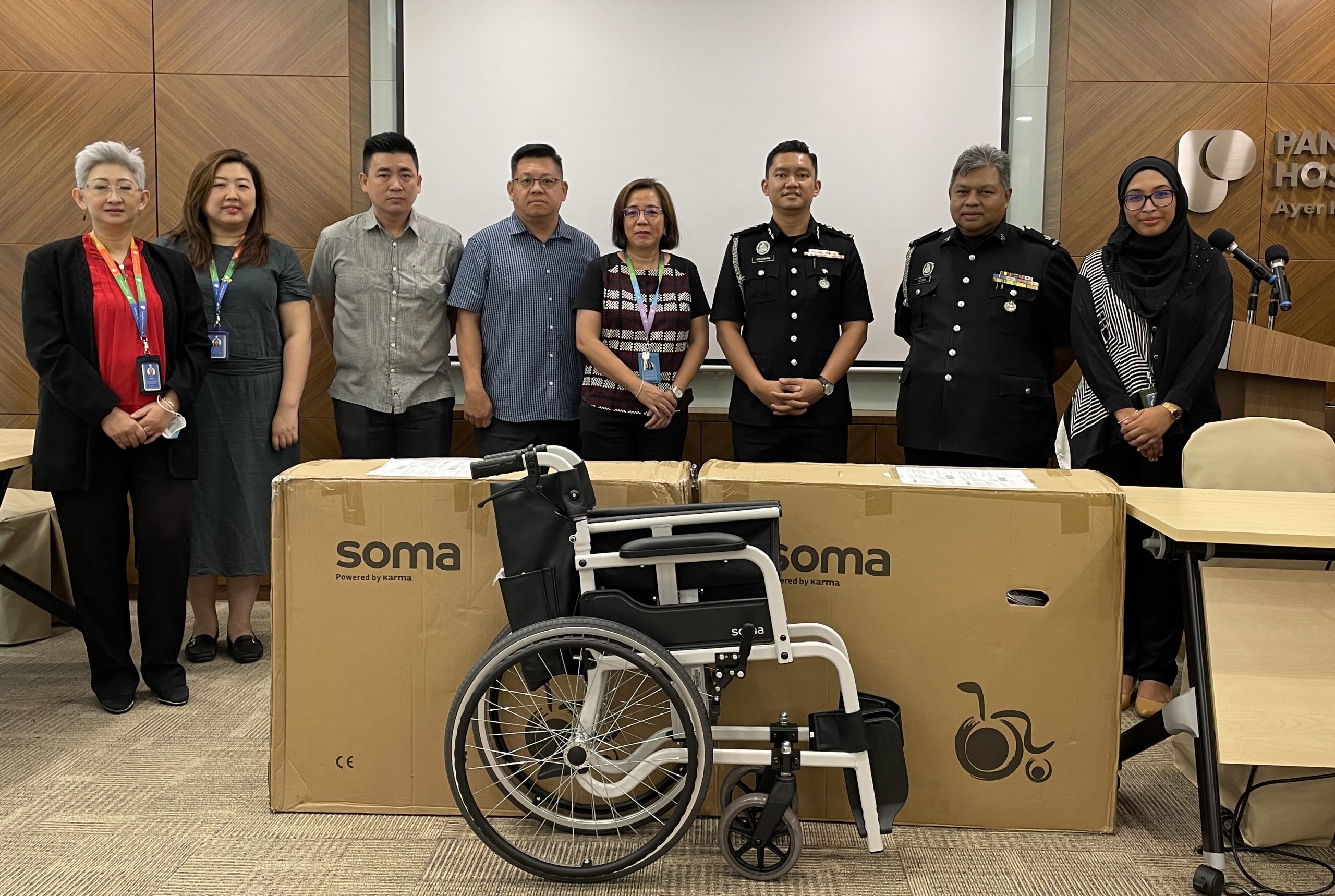 (古城版)爱极乐班台医院捐赠3轮椅予甲河口移民、关税及检疫大厦