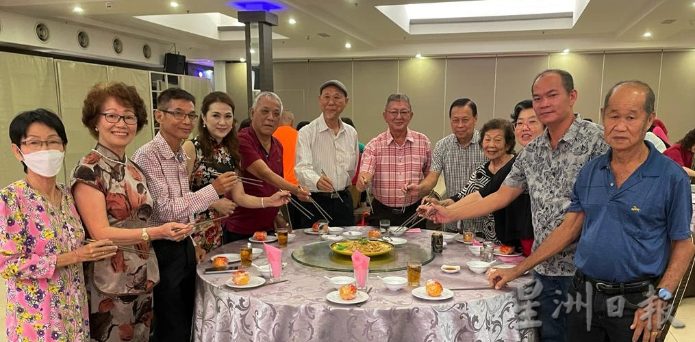(古城第七版主文)明星剧务部主任陈定华吁粤剧组员准备100周年社庆节目