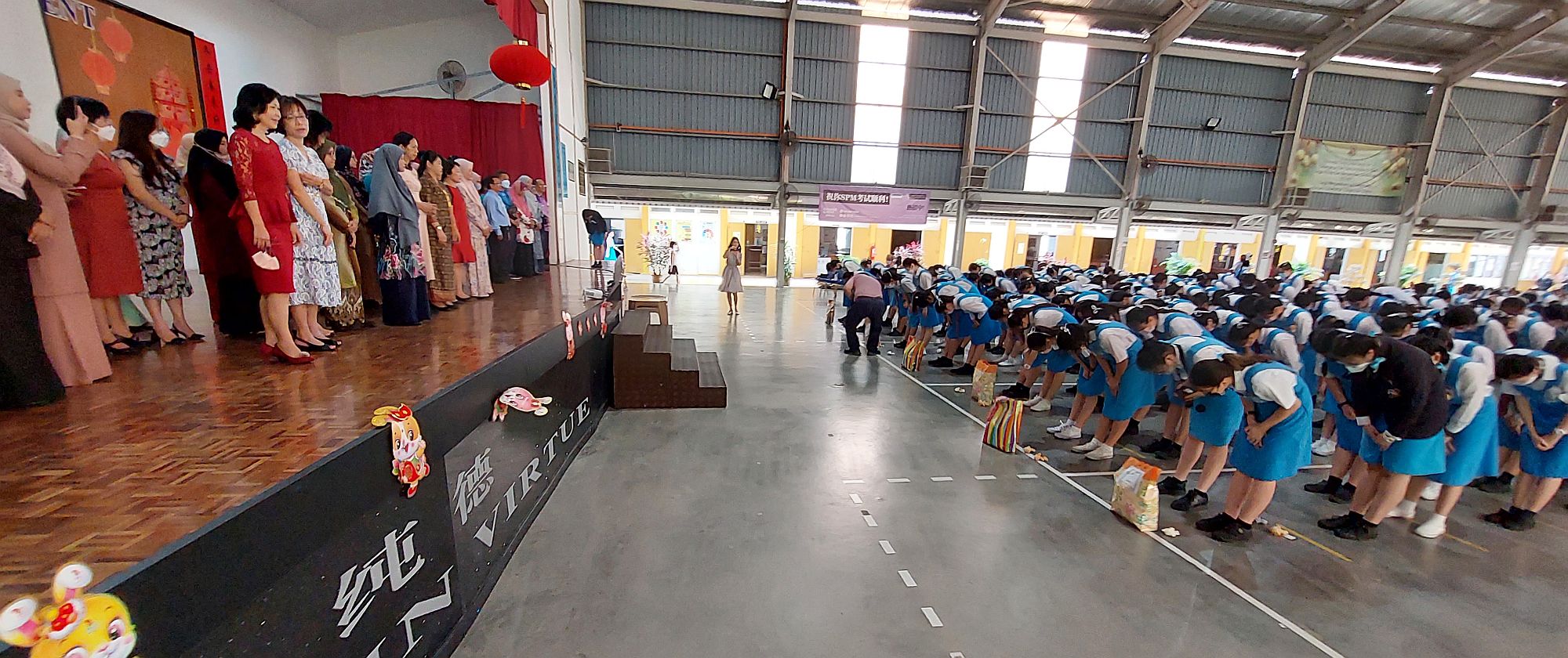 （古城第七版主文）毕业生向全体老师鞠躬敬礼