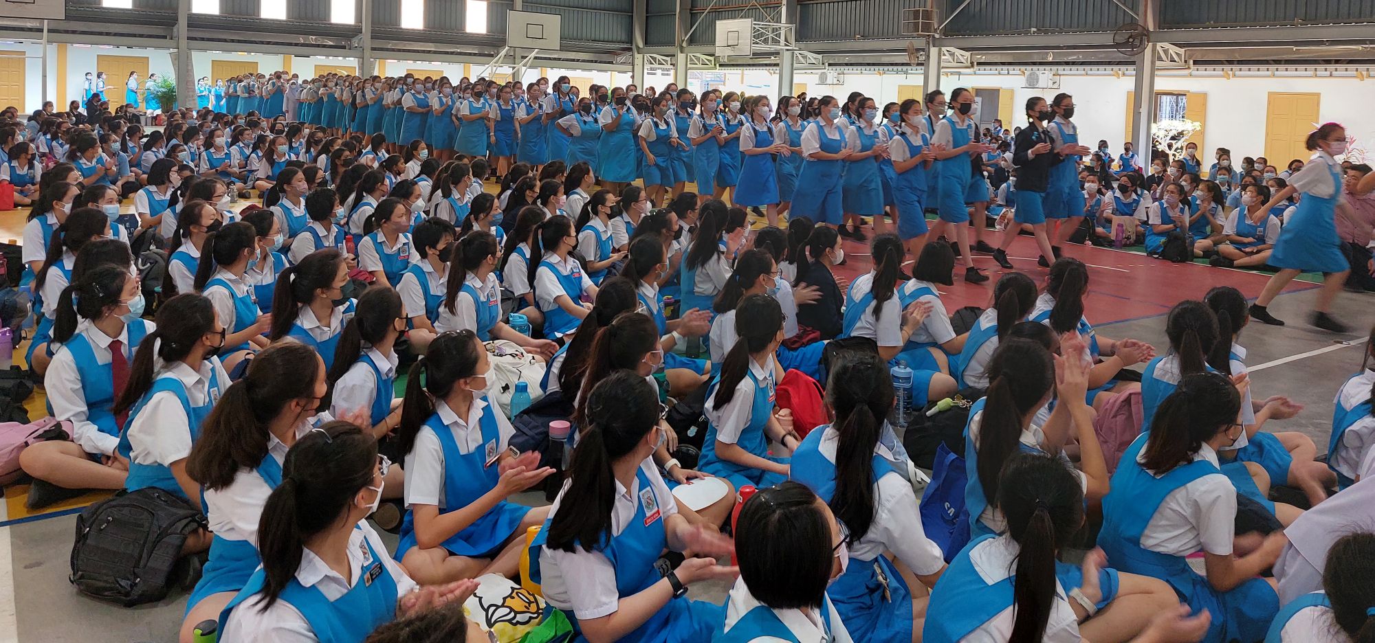 （古城第七版主文）毕业生向全体老师鞠躬敬礼