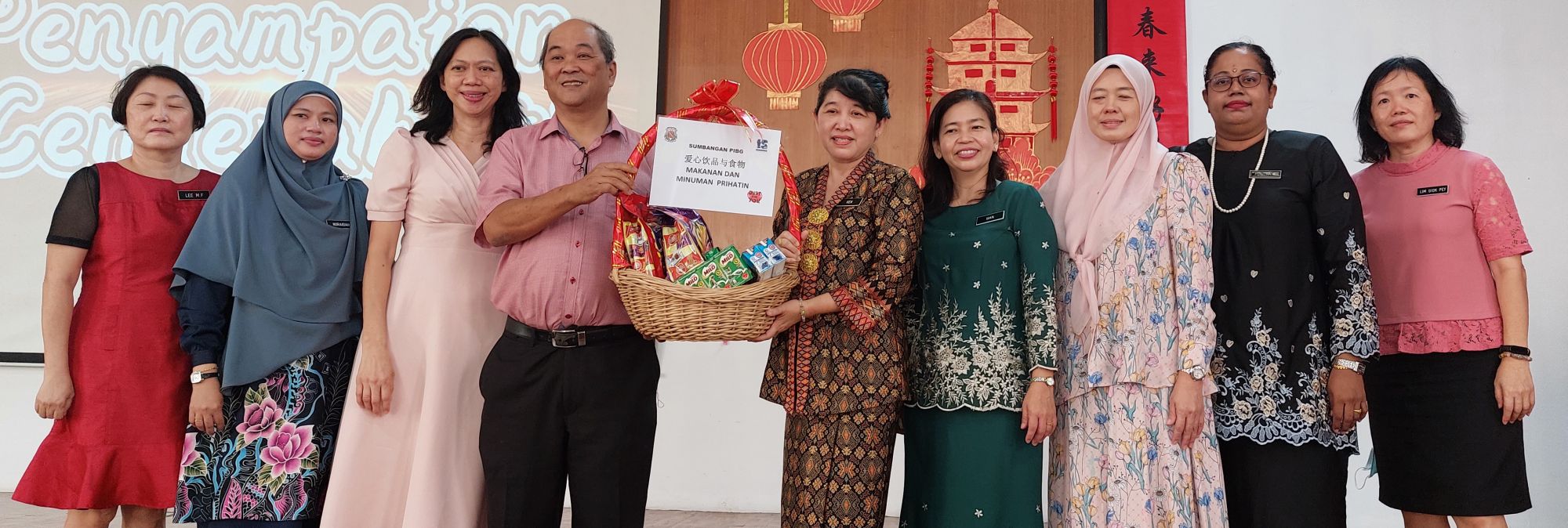 （古城第七版主文）毕业生向全体老师鞠躬敬礼