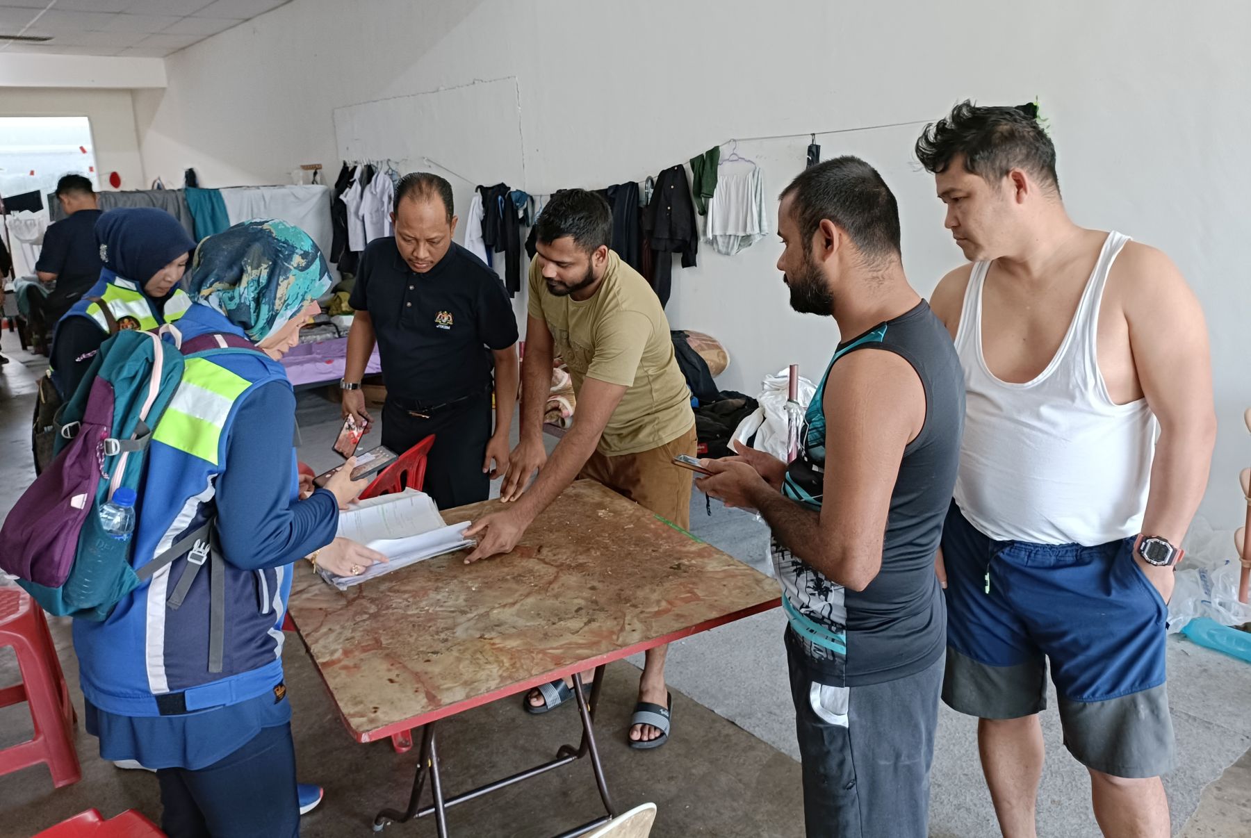 （古城第三版主文）劳工局突检外劳宿舍·多处不符合规则