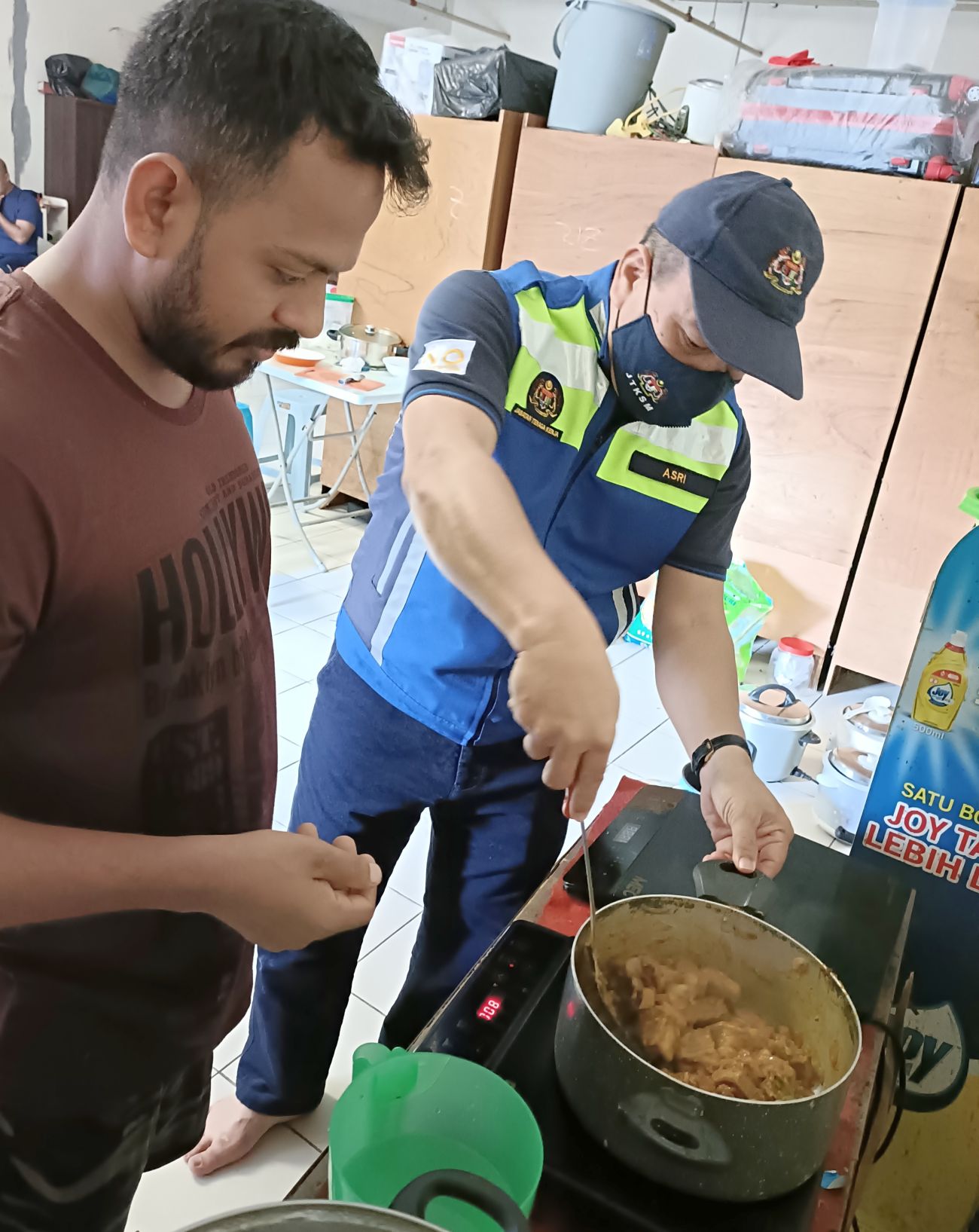 （古城第三版主文）劳工局突检外劳宿舍·多处不符合规则