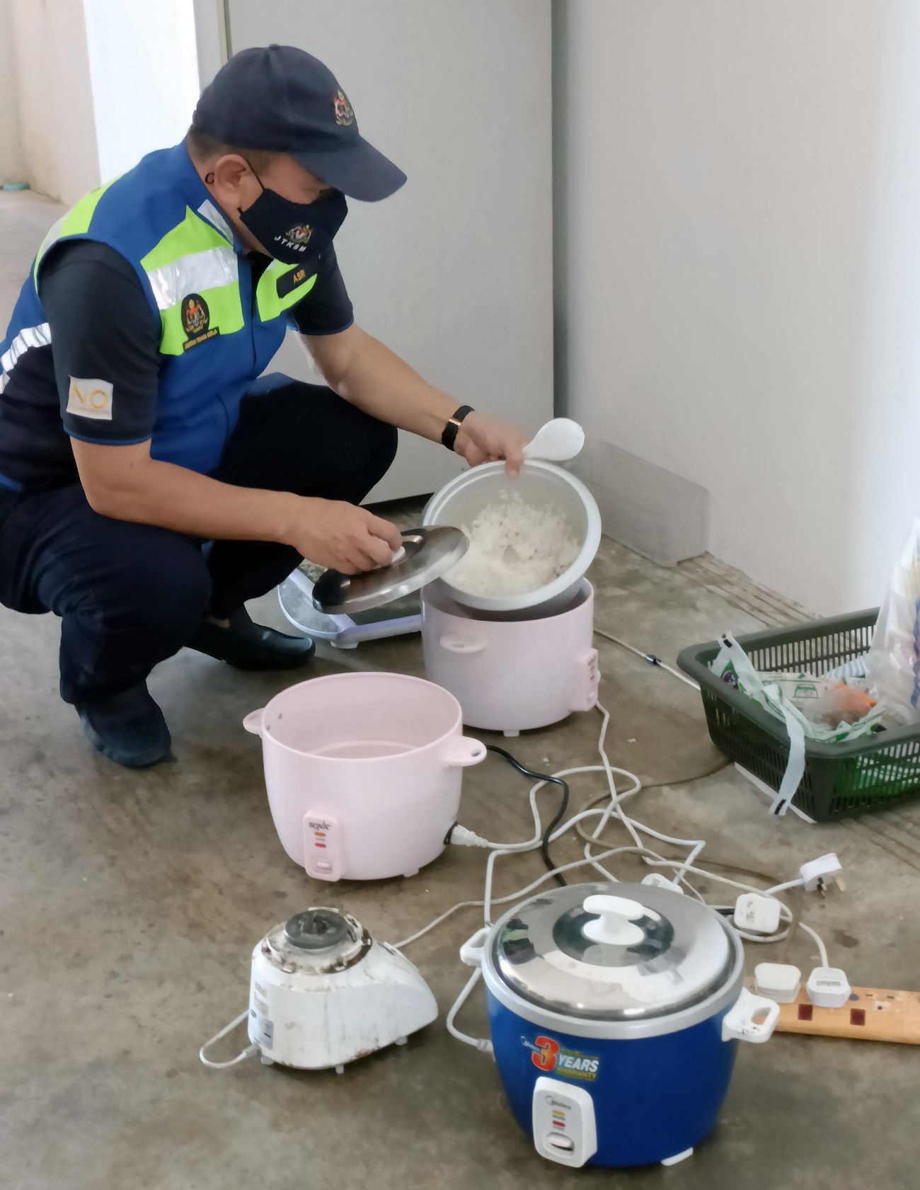 （古城第三版主文）劳工局突检外劳宿舍·多处不符合规则