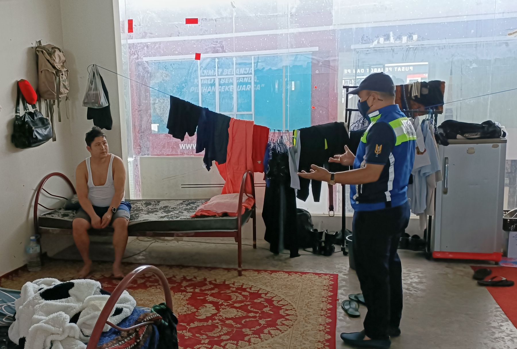 （古城第三版主文）劳工局突检外劳宿舍·多处不符合规则