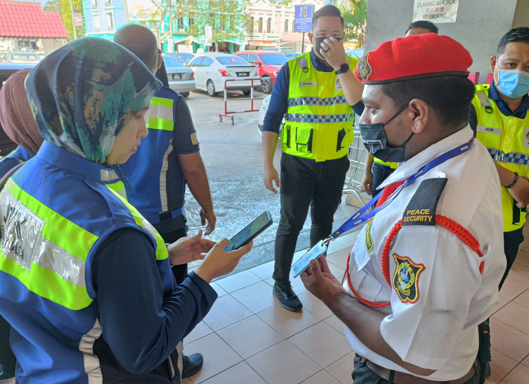 （古城第三版主文）劳工局突检外劳宿舍·多处不符合规则