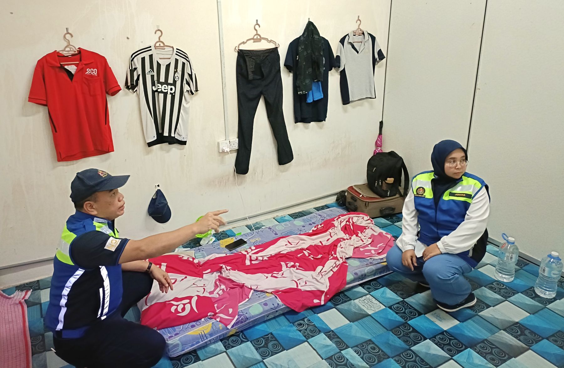 （古城第三版主文）劳工局突检外劳宿舍·多处不符合规则