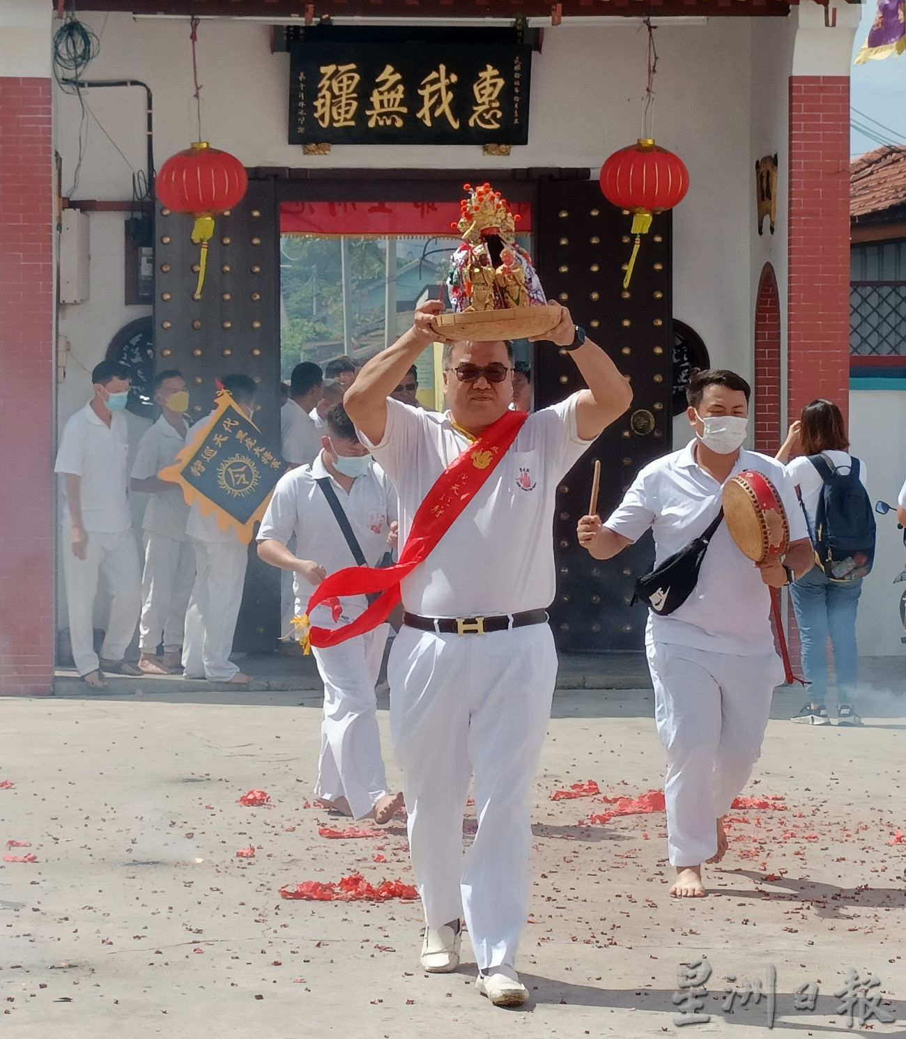 (古城第二版主文)中文及爪夷文挥毫“百善孝为先”赠勇全殿
