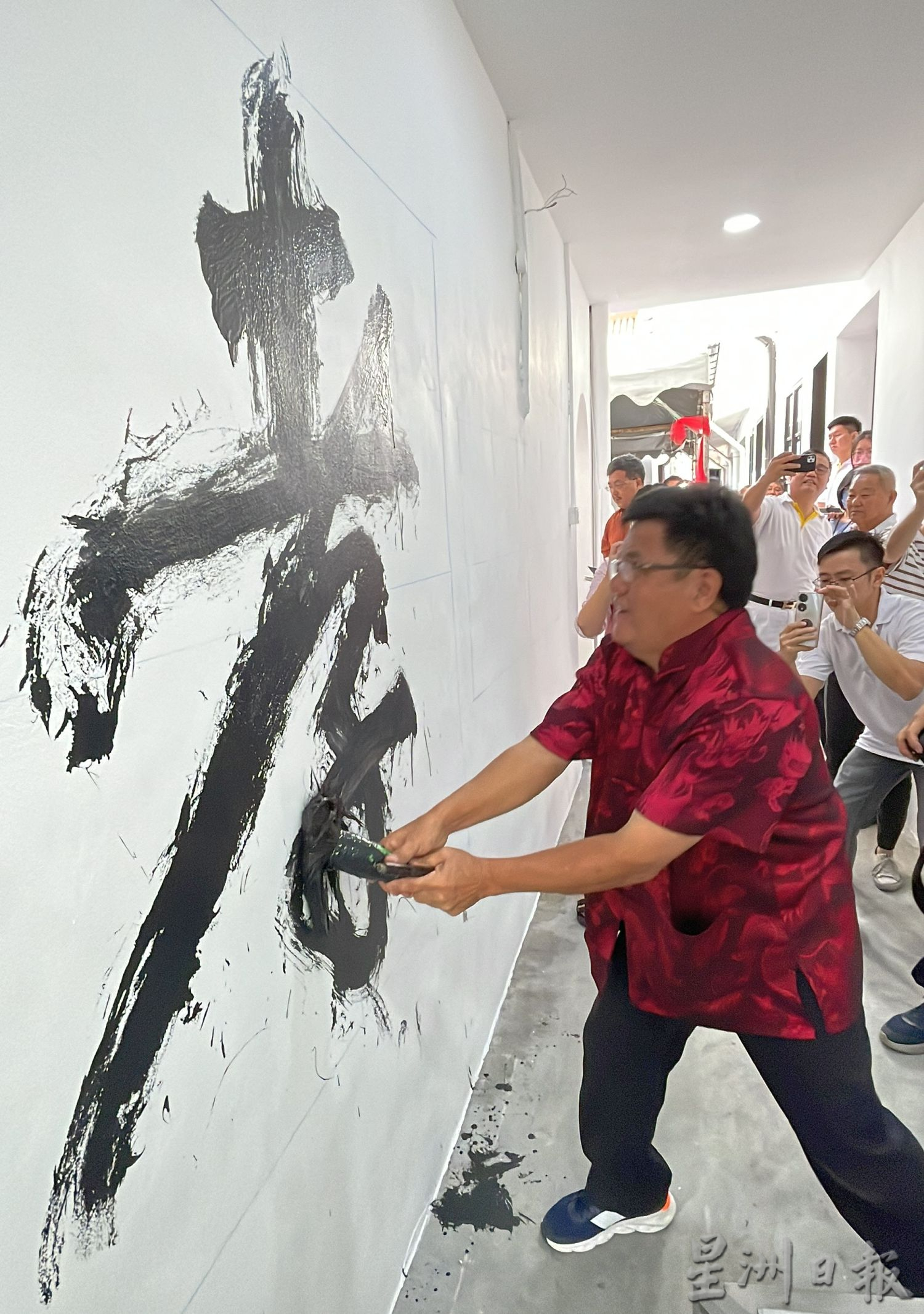 （古城第二版主文）中文及爪夷文挥毫“百善孝为先”赠勇全殿