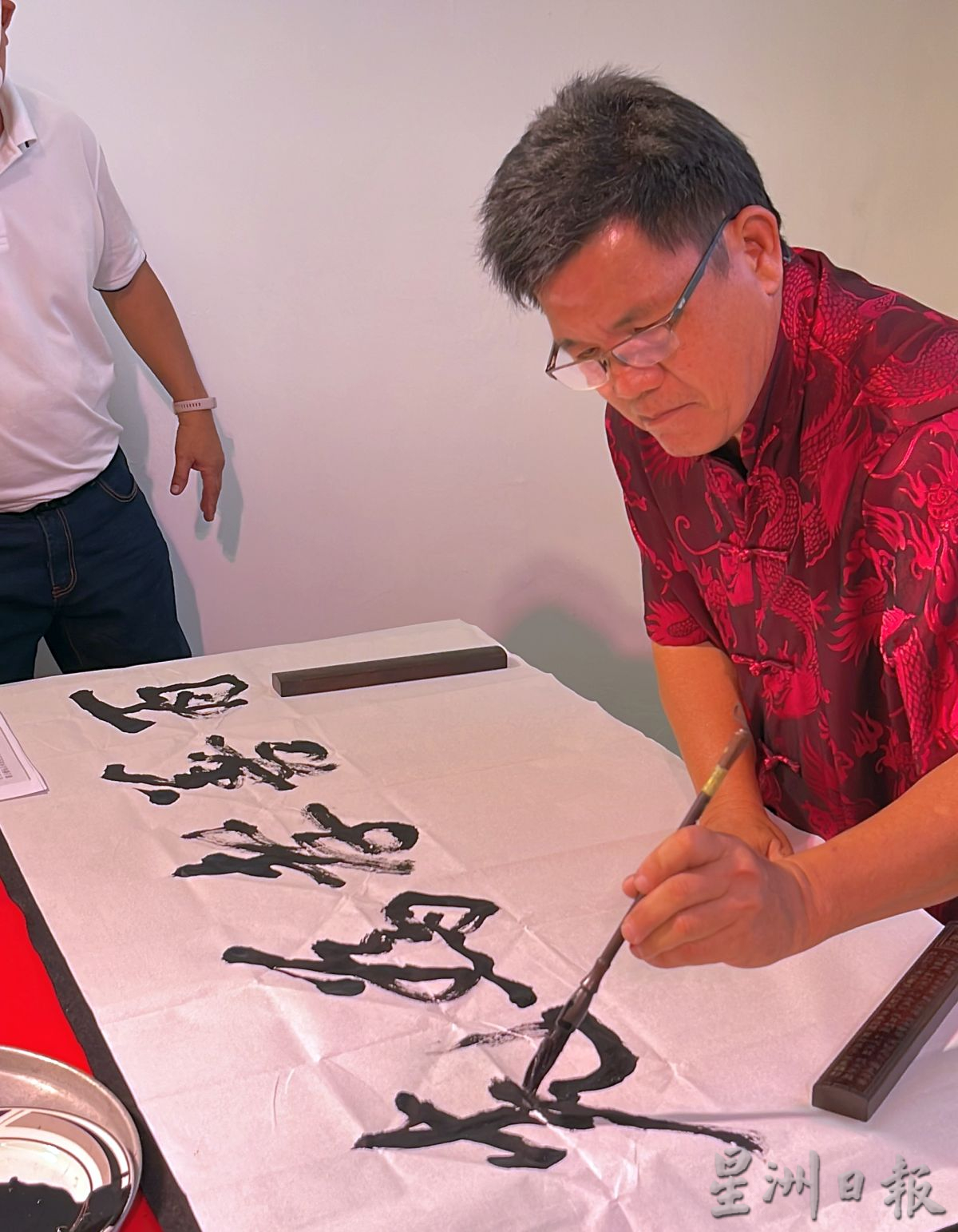 (古城第二版主文)中文及爪夷文挥毫“百善孝为先”赠勇全殿