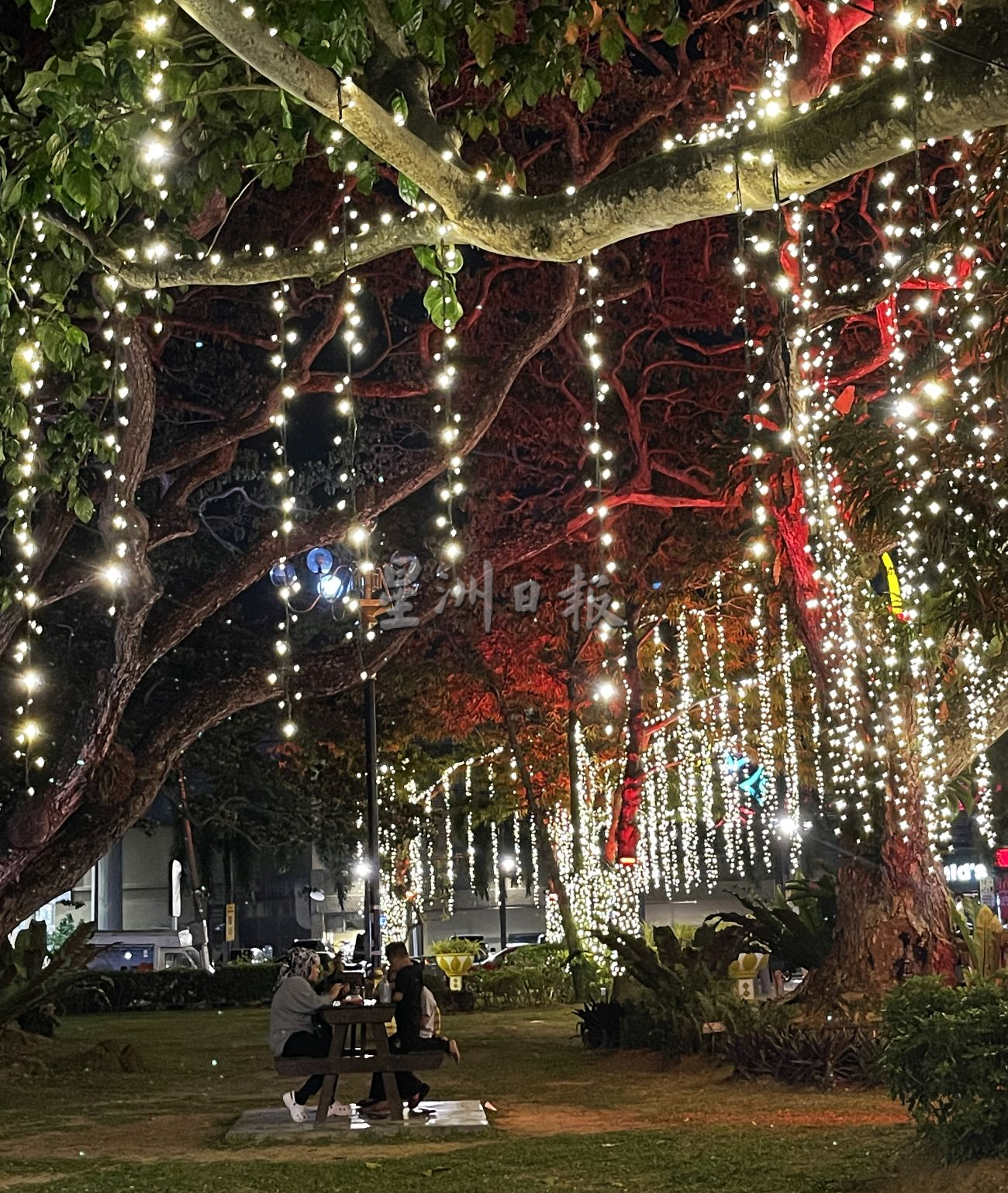 (古城第二版主文)古迹区化身魔幻城市花园·吸引游客欲罢不能