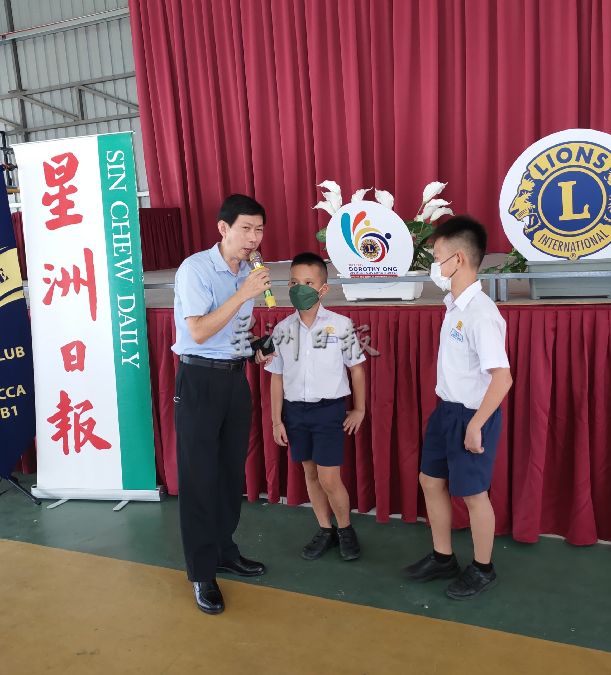 （古城第二版主文）星洲日报学生阅报计划赠报仪式