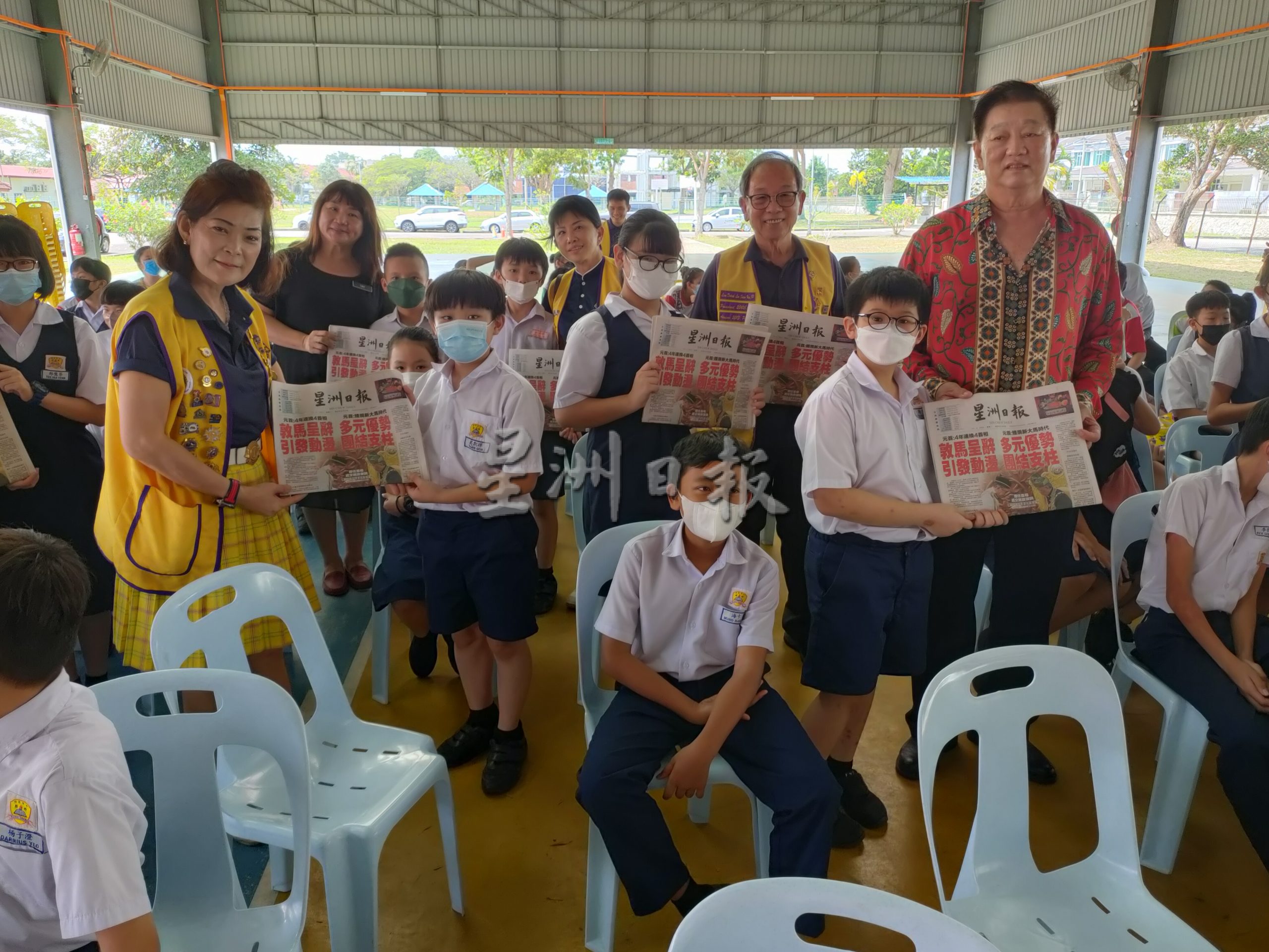 （古城第二版主文）星洲日报学生阅报计划赠报仪式