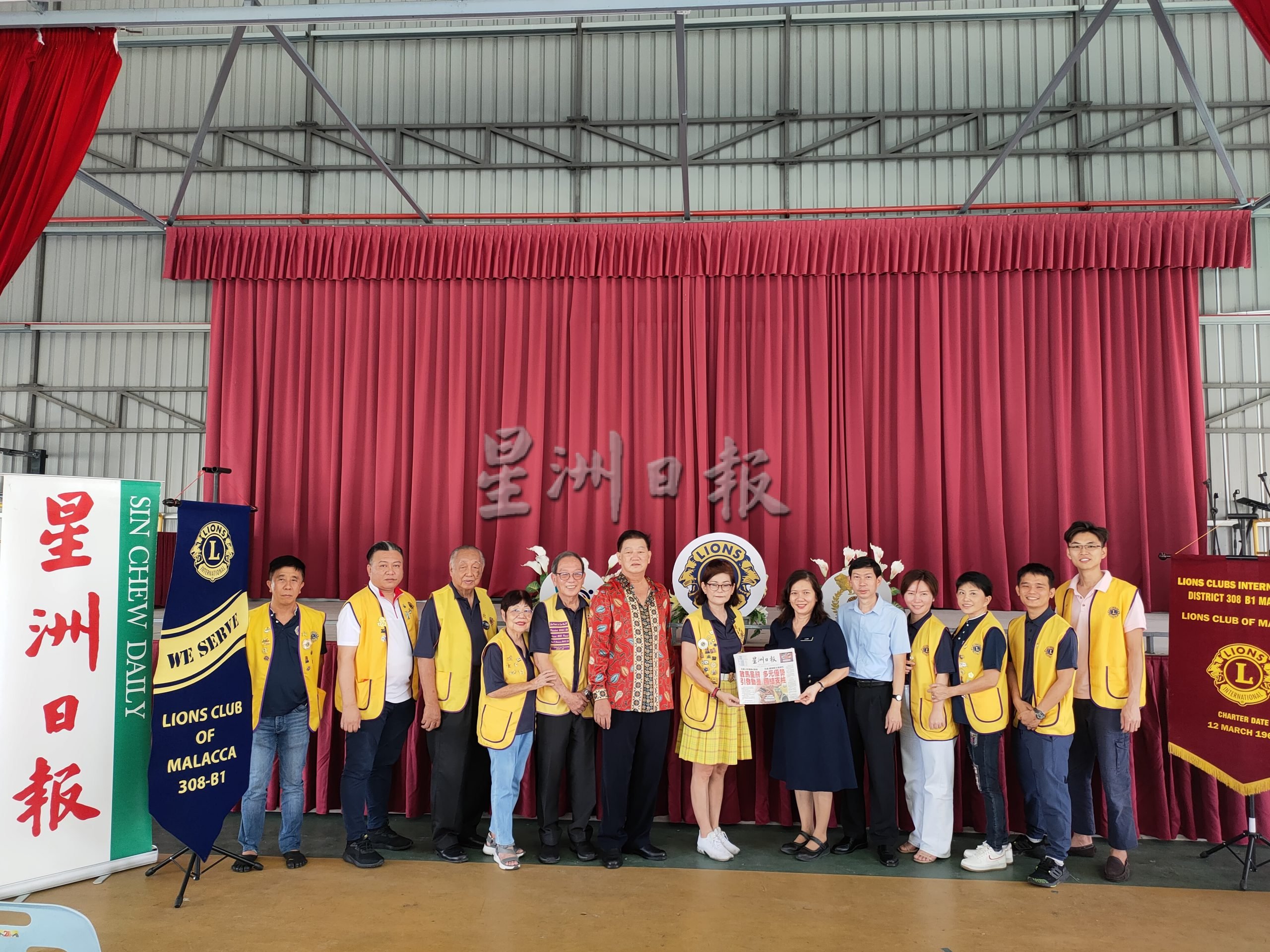 (古城第二版主文)星洲日报学生阅报计划赠报仪式