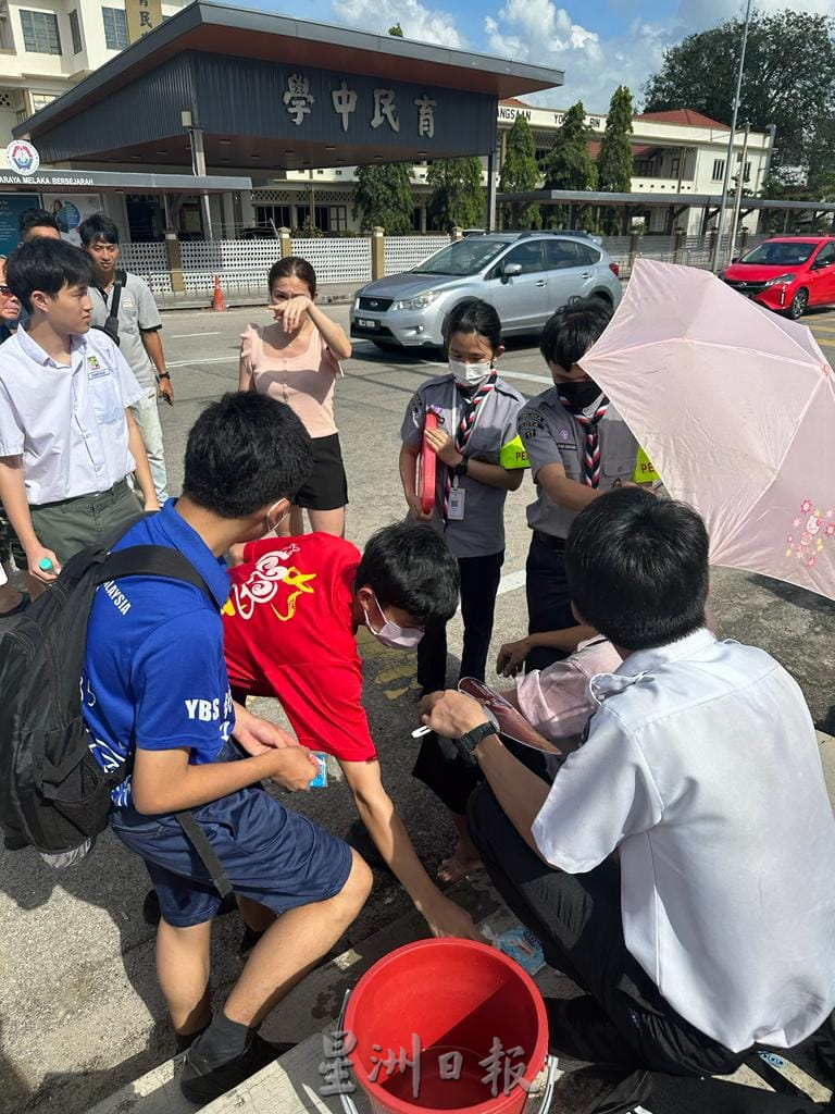 （古城第二版主文）育民中学制服团体学员见义勇为救人