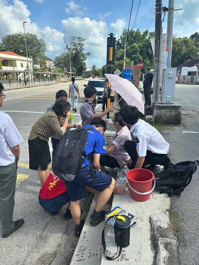 （古城第二版主文）育民中学制服团体学员见义勇为救人
