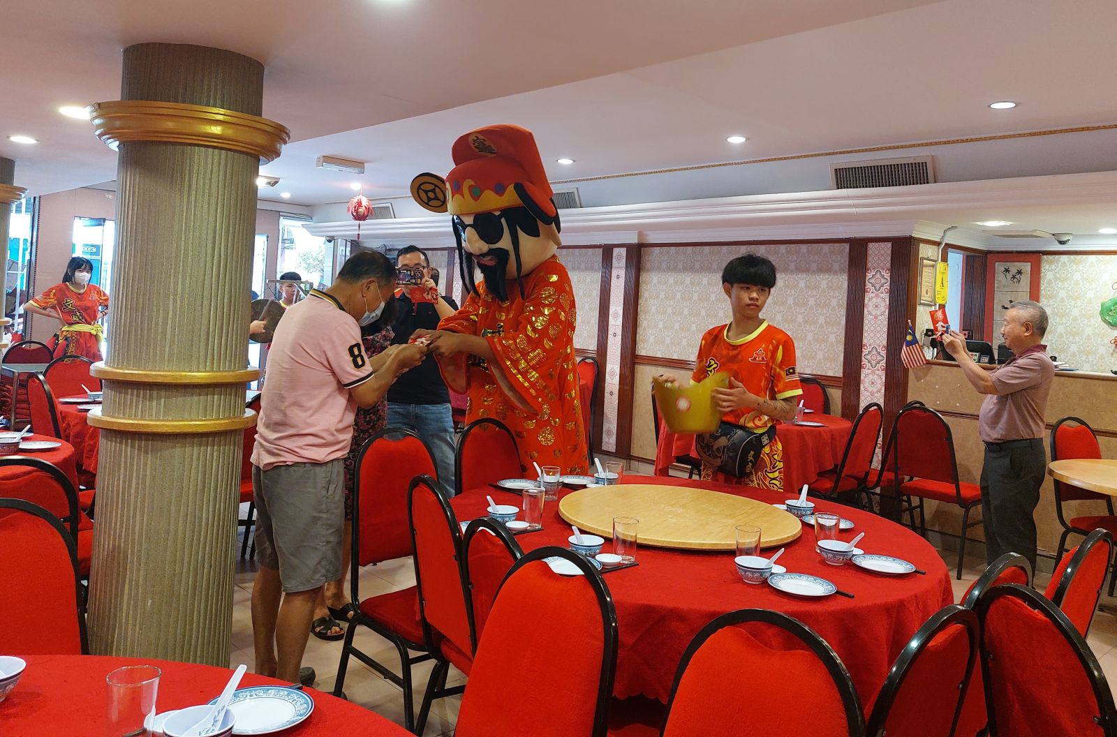 （古城第二版主文）马六甲拉也珑华酒家老字号重启，老员工老顾客再团聚