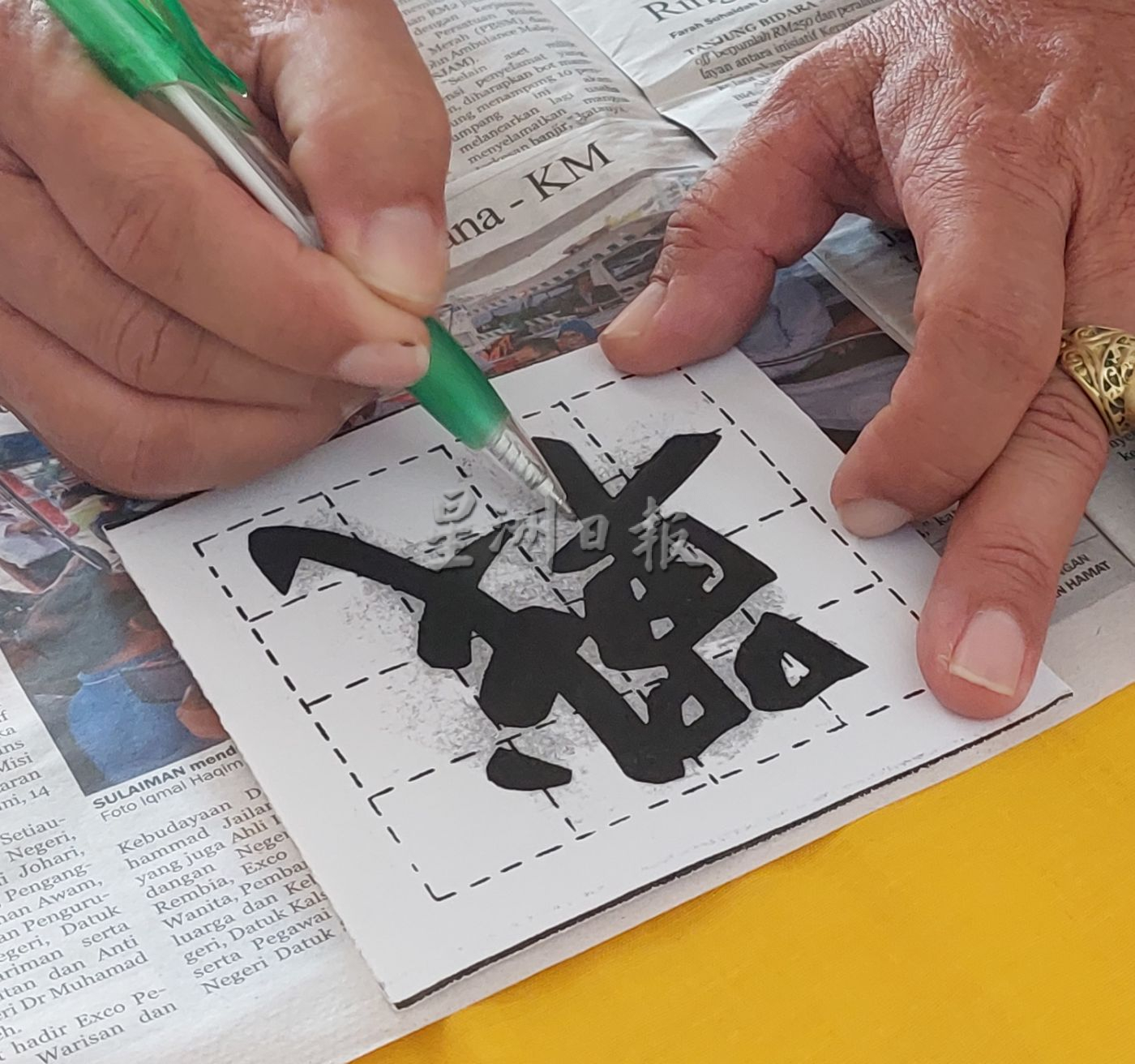 (古城第五版主文)手作的温度-手作广告人陈书泉一笔一画添广告情感与余温