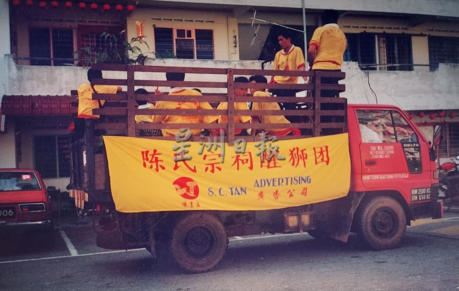 (古城第五版主文)手作的温度-手作广告人陈书泉一笔一画添广告情感与余温